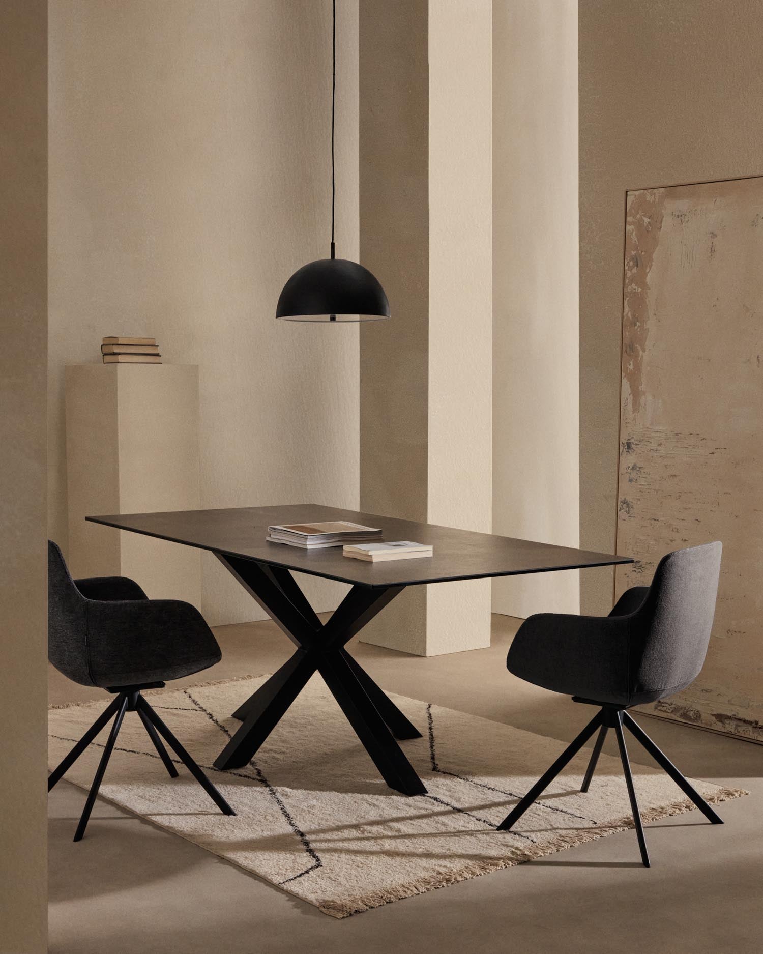 Die Catlar Deckenleuchte von Kave Home, Ø 40 cm, aus Metall mit schwarzem Lack, vereint Eleganz und modernes Design für Ihr Zuhause.