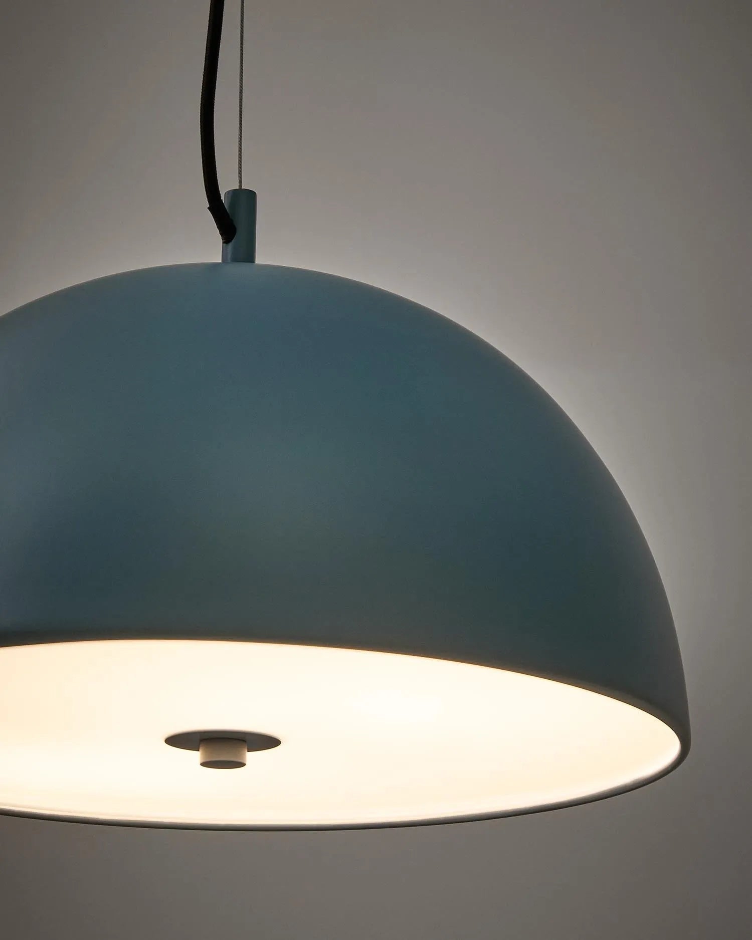 Die Catlar Deckenleuchte aus Metall mit blauem Finish (Ø 40 cm) von Kave Home vereint modernes Design und Funktionalität.
