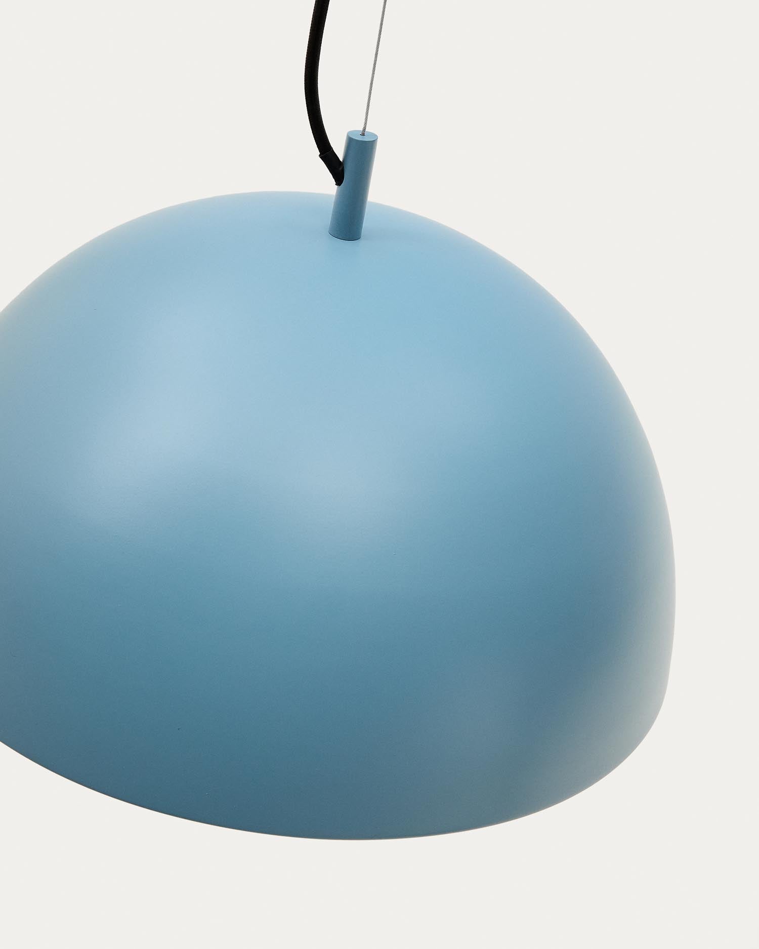 Die Catlar Deckenleuchte Ø 40 cm von Kave Home besticht durch ihr modernes Design und blau lackiertes Metall für stilvolle Beleuchtung.