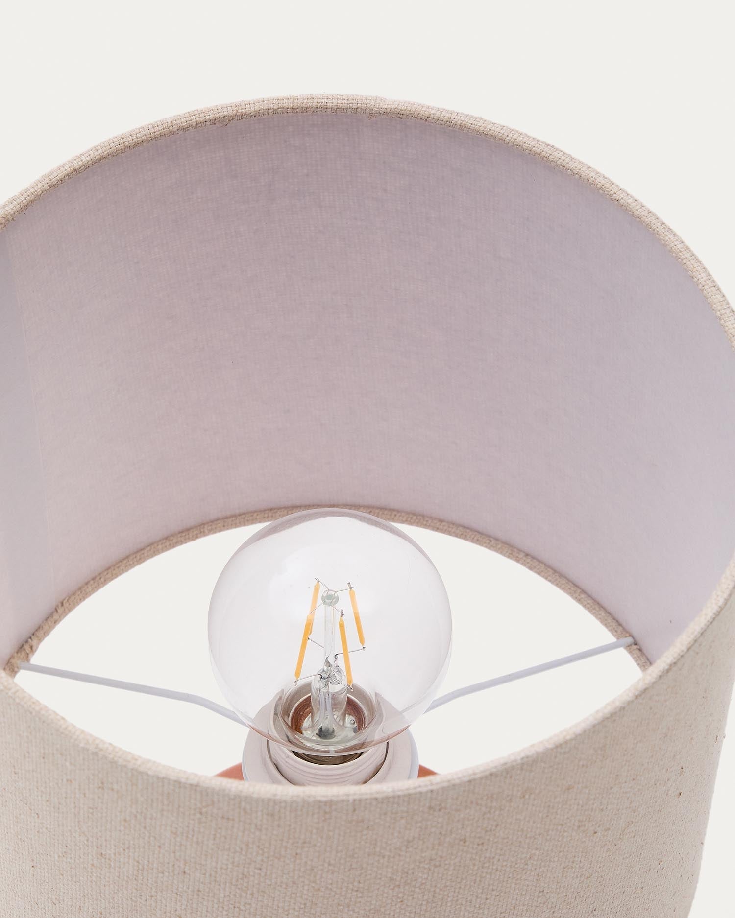 Tischlampe Daeli aus Keramik mit orangenem Finish und Baumwolle in Beige in  präsentiert im Onlineshop von KAQTU Design AG. Tischleuchte ist von Kave Home