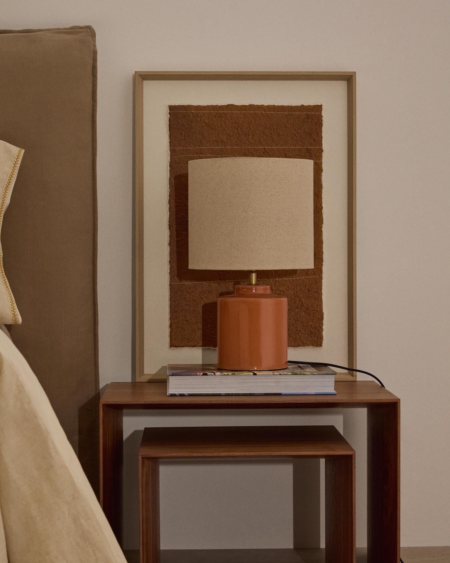 Tischlampe Daeli aus Keramik mit orangenem Finish und Baumwolle in Beige in  präsentiert im Onlineshop von KAQTU Design AG. Tischleuchte ist von Kave Home
