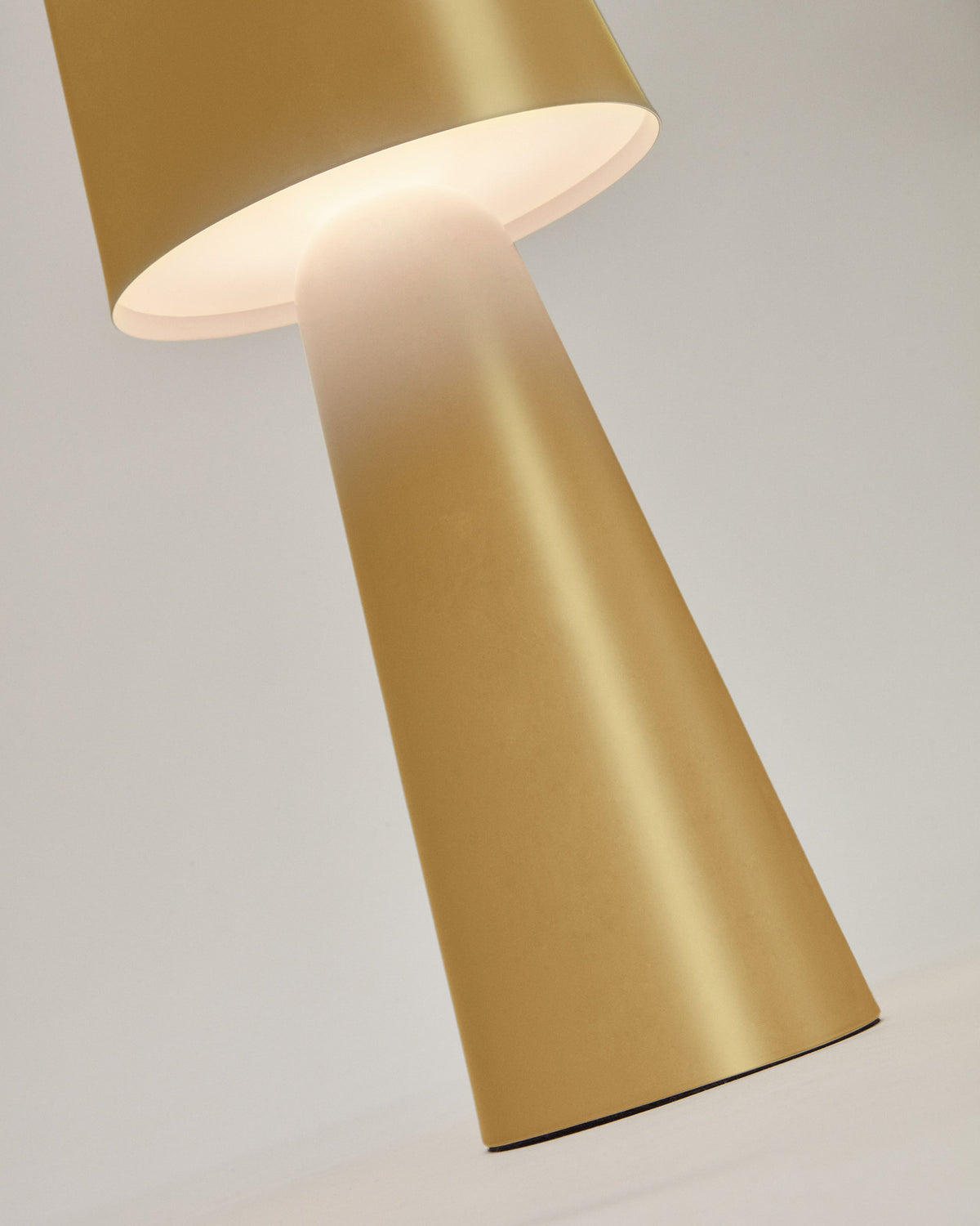 Arenys Tischlampe gross aus Metall mit goldener Lackierung in Gold präsentiert im Onlineshop von KAQTU Design AG. Tischleuchte ist von Kave Home