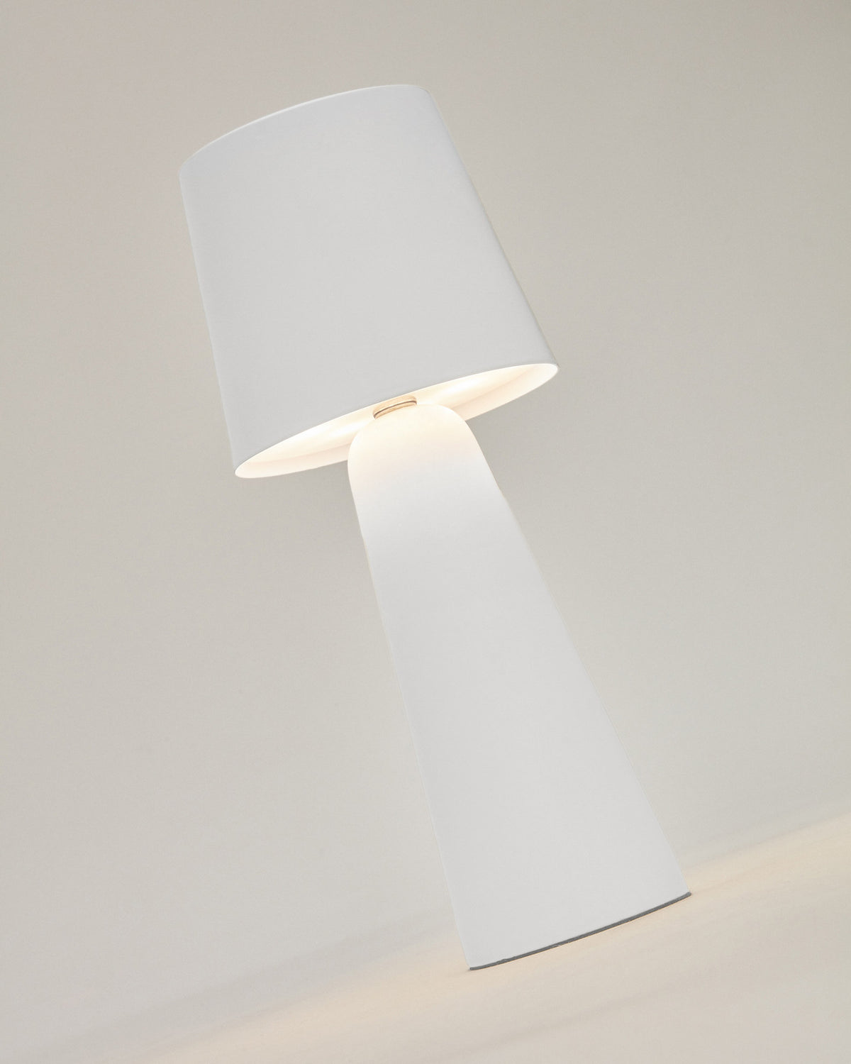 Arenys Outdoor Tischlampe klein aus Metall mit weissem Lackfinish in Weiss präsentiert im Onlineshop von KAQTU Design AG. Outdoor Tischleuchte ist von Kave Home