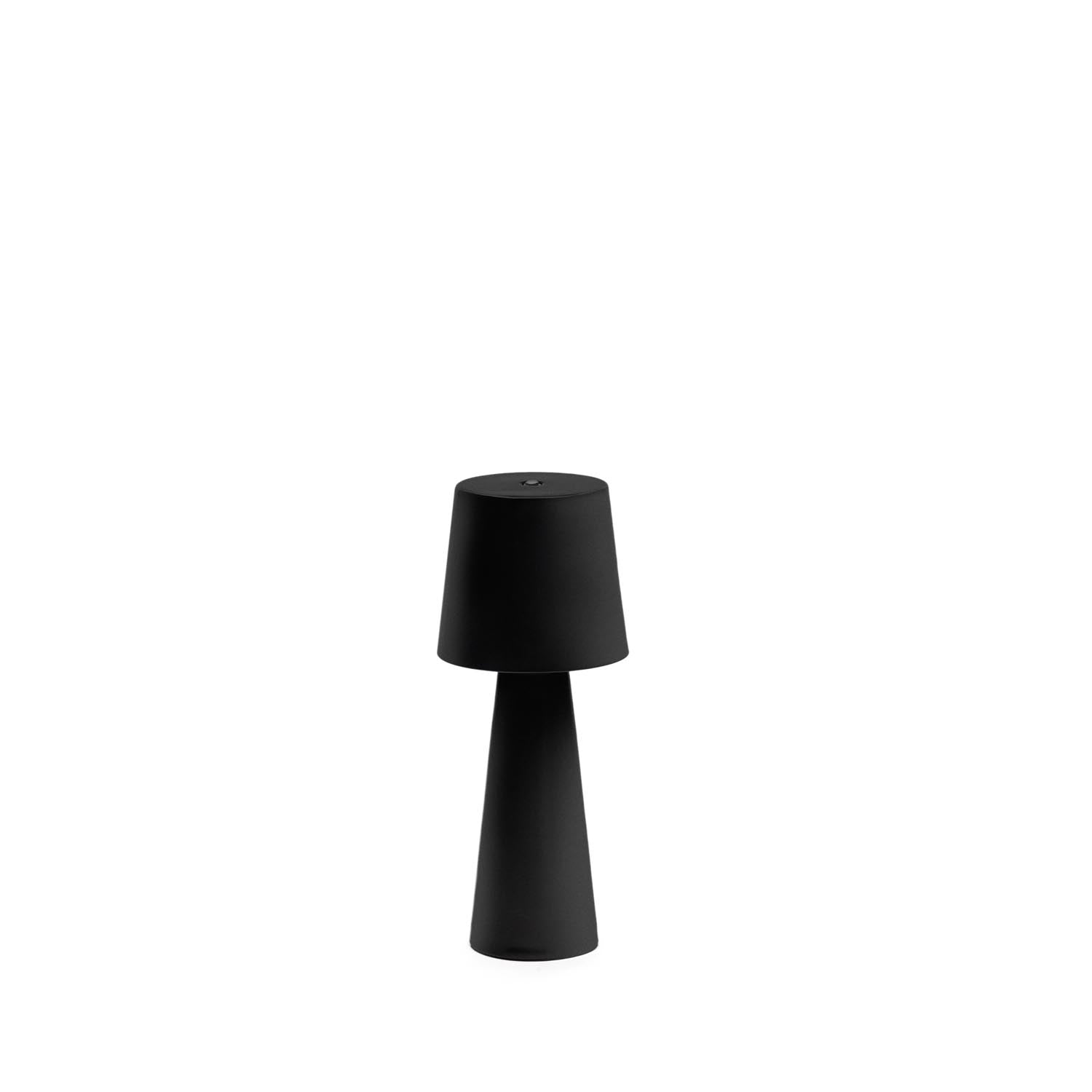 Arenys Outdoor Tischlampe klein aus Metall mit schwarzem Lackfinish in Schwarz präsentiert im Onlineshop von KAQTU Design AG. Tischleuchte ist von Kave Home