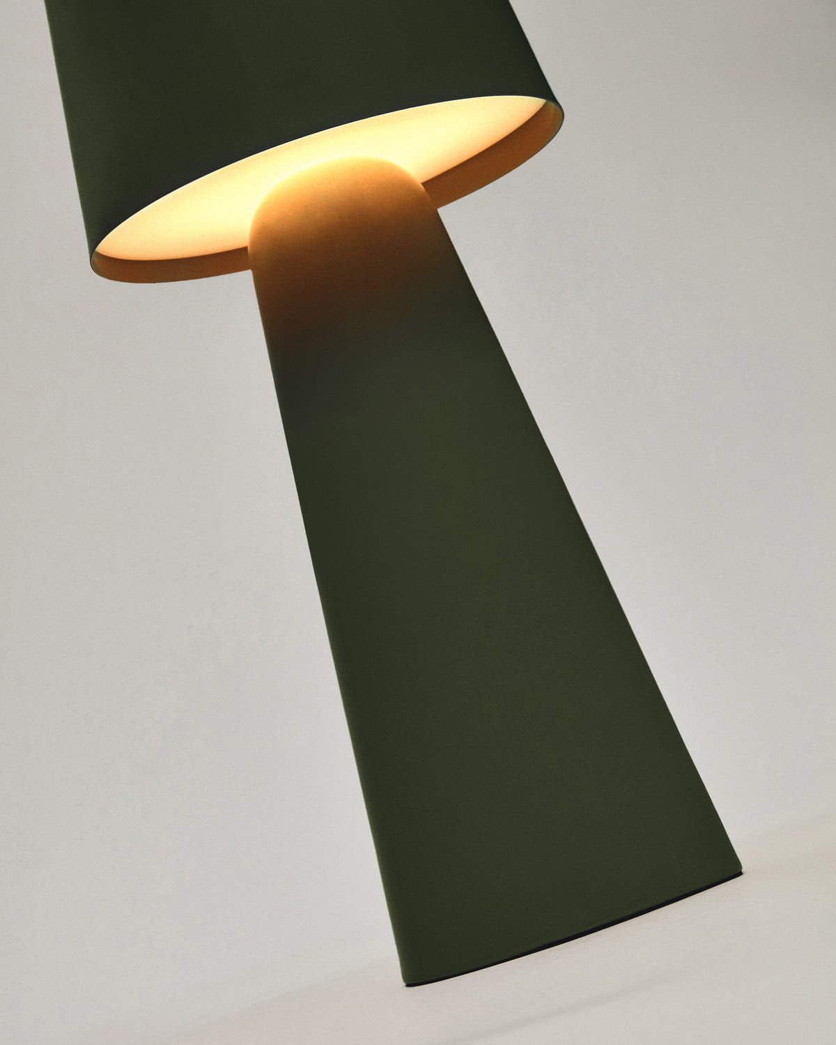 Arenys Outdoor Tischlampe gross aus Metall mit grünem Lackfinish in Grün präsentiert im Onlineshop von KAQTU Design AG. Outdoor Tischleuchte ist von Kave Home