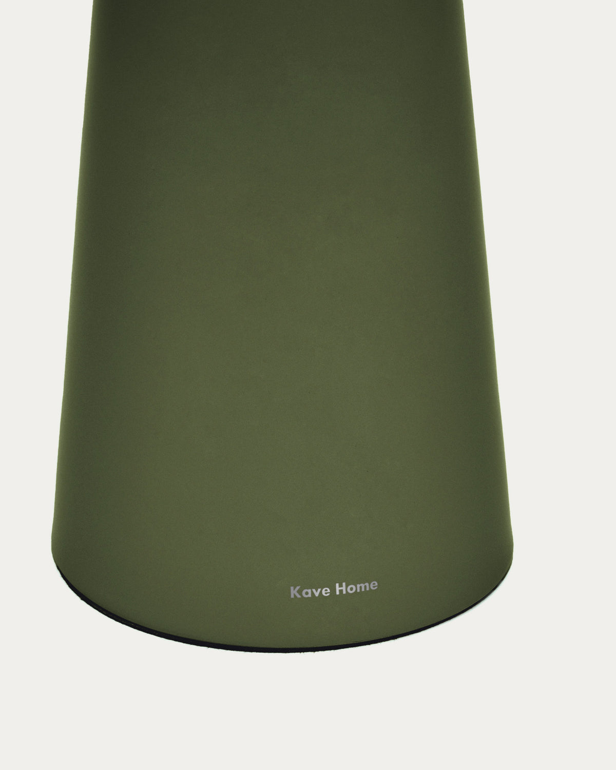 Arenys Outdoor Tischlampe gross aus Metall mit grünem Lackfinish in Grün präsentiert im Onlineshop von KAQTU Design AG. Outdoor Tischleuchte ist von Kave Home