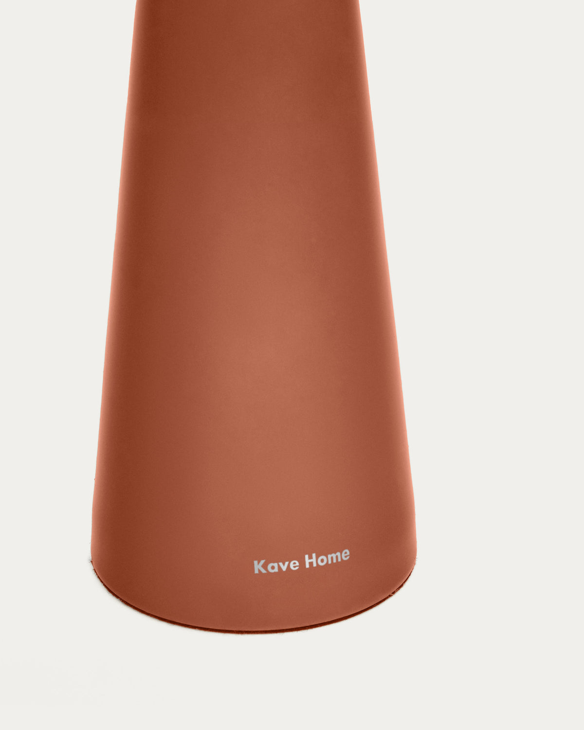 Arenys Outdoor Tischlampe klein aus Metall mit terrakottafarbenem Finish in Terrakotta präsentiert im Onlineshop von KAQTU Design AG. Outdoor Tischleuchte ist von Kave Home