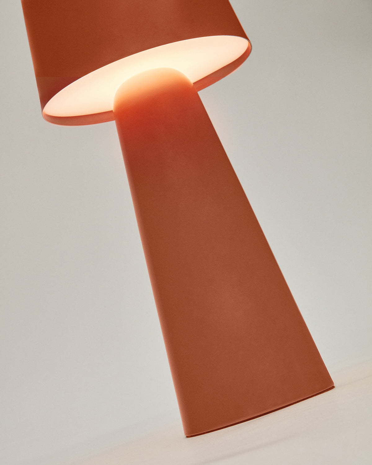 Arenys Outdoor Tischlampe gross aus Metall mit terrakottafarbenem Finish in Terrakotta präsentiert im Onlineshop von KAQTU Design AG. Outdoor Tischleuchte ist von Kave Home