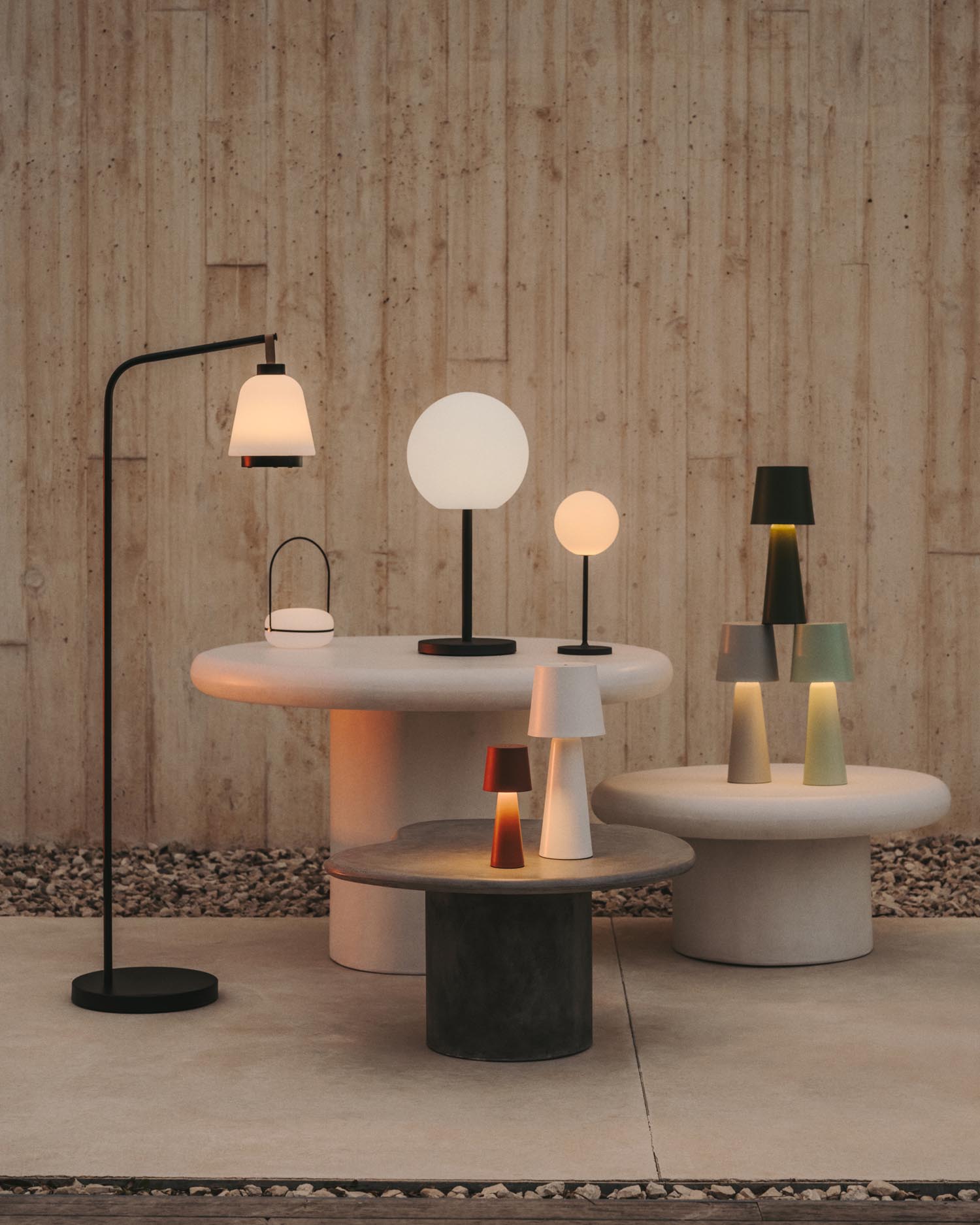 Elegante Outdoor-Tischlampe Dinesh aus schwarzem Aluminium, 40 cm hoch, ideal für stilvolle Außenbereiche von Kave Home.