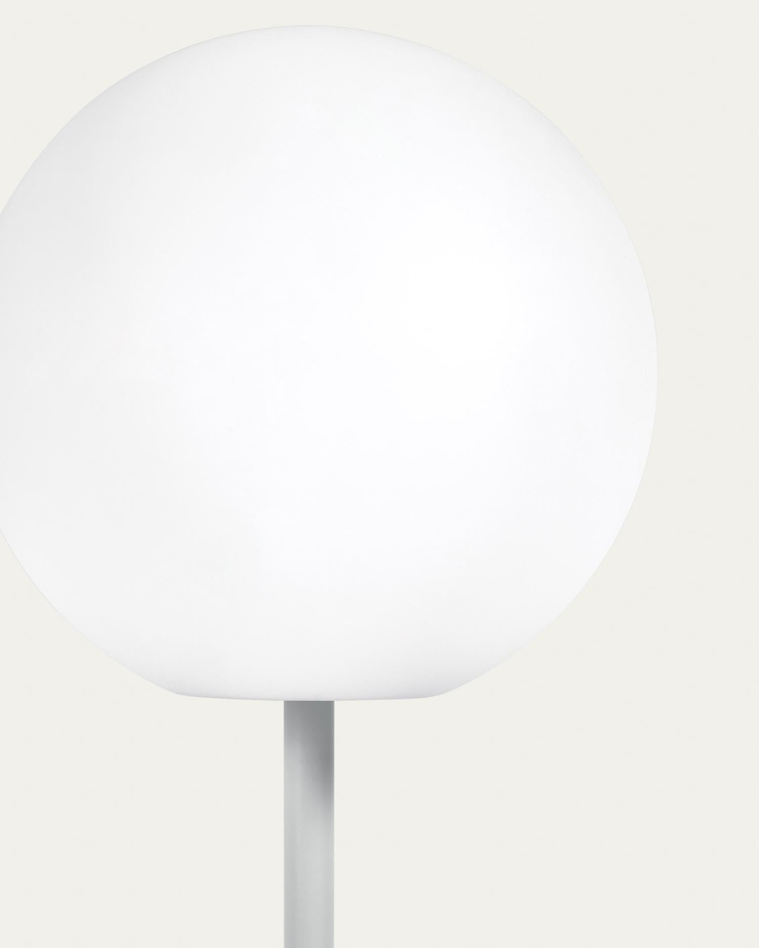 Stilvolle Outdoor-Tischlampe aus grauem Aluminium, 40 cm hoch, von Kave Home. Ideal für moderne Außenbereiche.