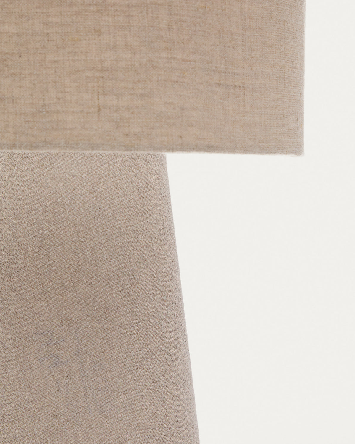 Algaida Tischlampe aus grauem Stoff in Beige präsentiert im Onlineshop von KAQTU Design AG. Tischleuchte ist von Kave Home