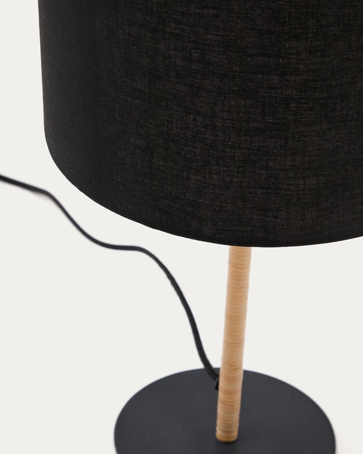 Die Pina Tischlampe von Kave Home vereint robustes Metall und feines Rattan, ergänzt durch einen stilvollen Baumwollschirm für einladendes Licht.