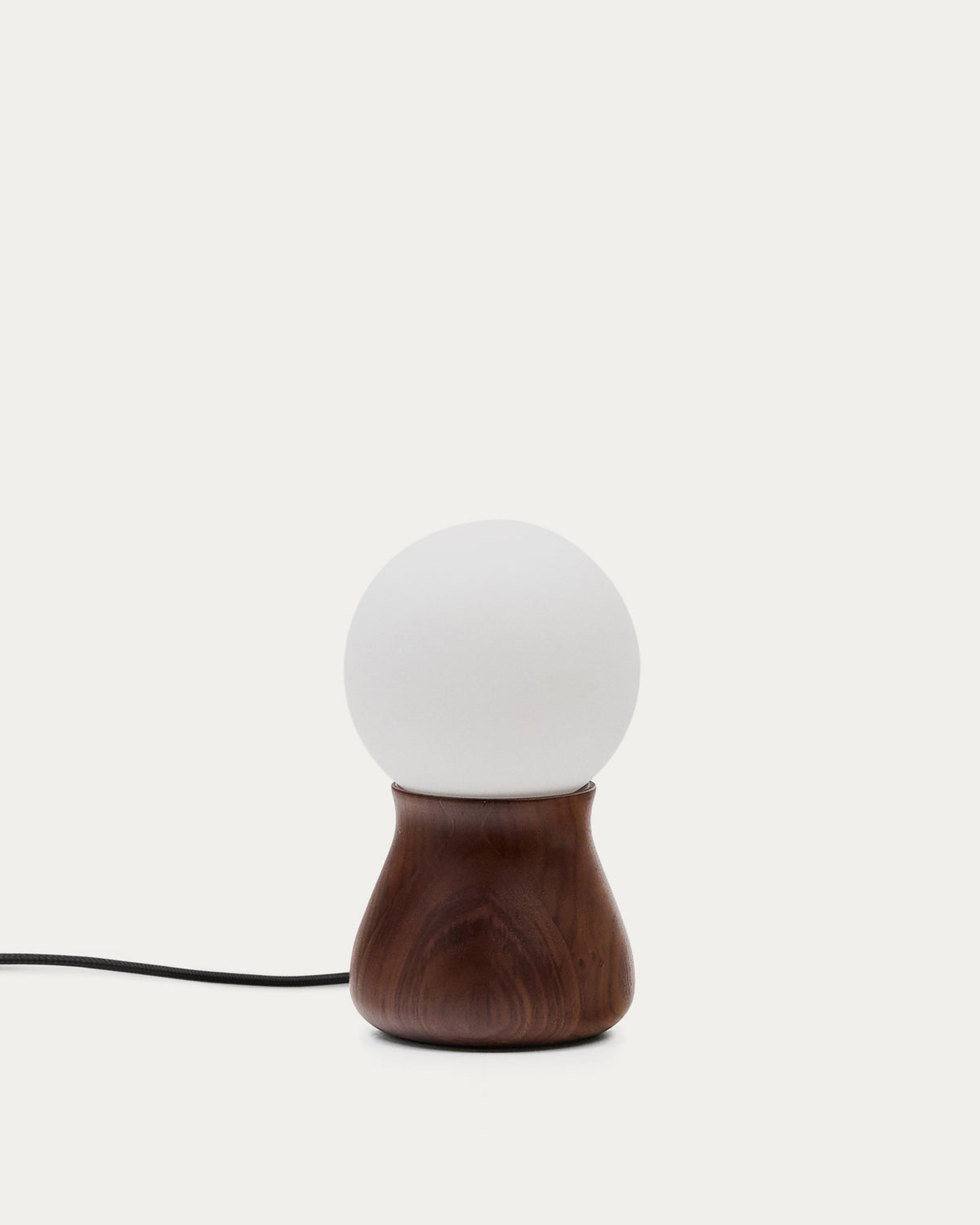 Tischleuchte Okeni aus Walnussholz und Glas. in Dunkelbraun präsentiert im Onlineshop von KAQTU Design AG. Tischleuchte ist von Kave Home