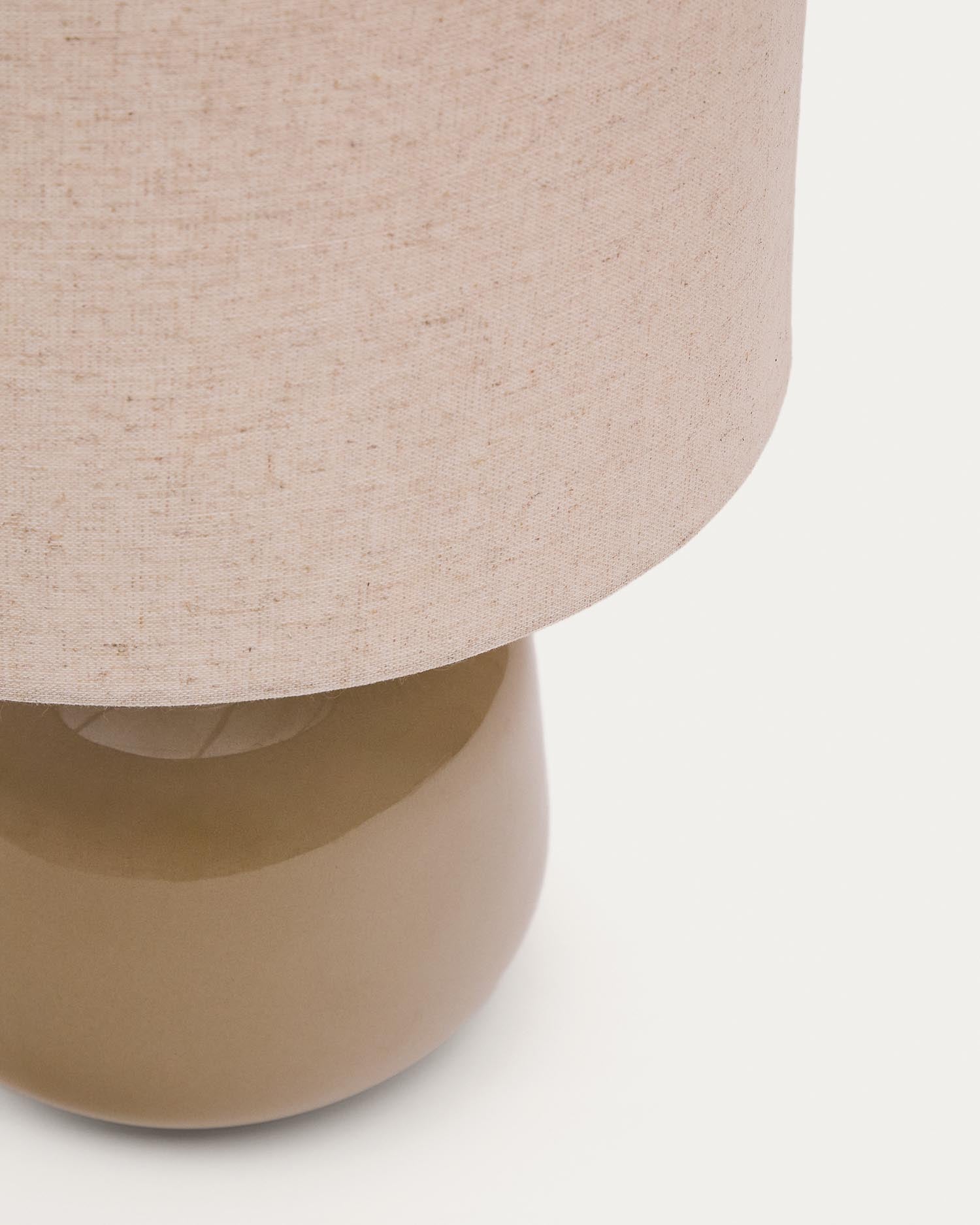 Elegante Tischleuchte Tay von Kave Home: Helle Keramik trifft auf beigen Leinenlampenschirm. Ideal für gemütliche Wohnräume.