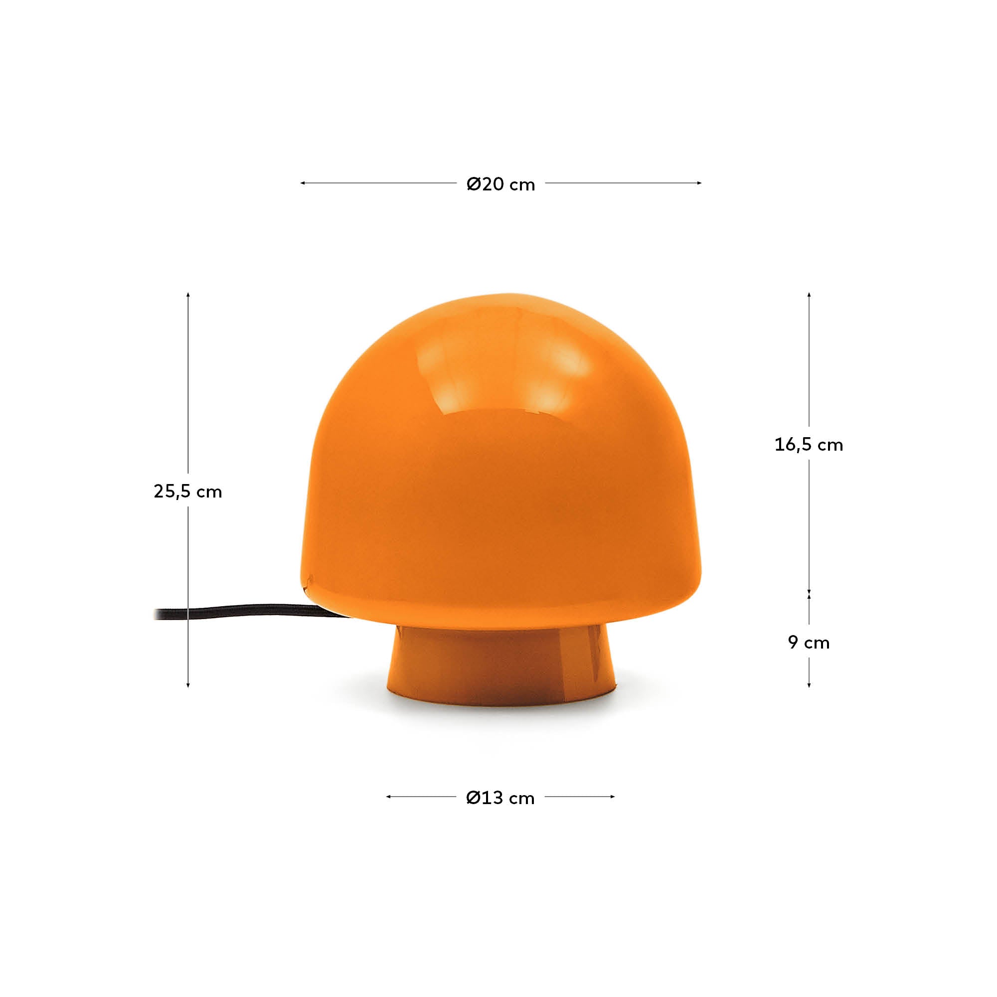 Die Tischleuchte Reig von Kave Home besticht durch ihr orangefarbenes Glas und zeitloses Design, das jedem Raum eine einladende Atmosphäre verleiht.