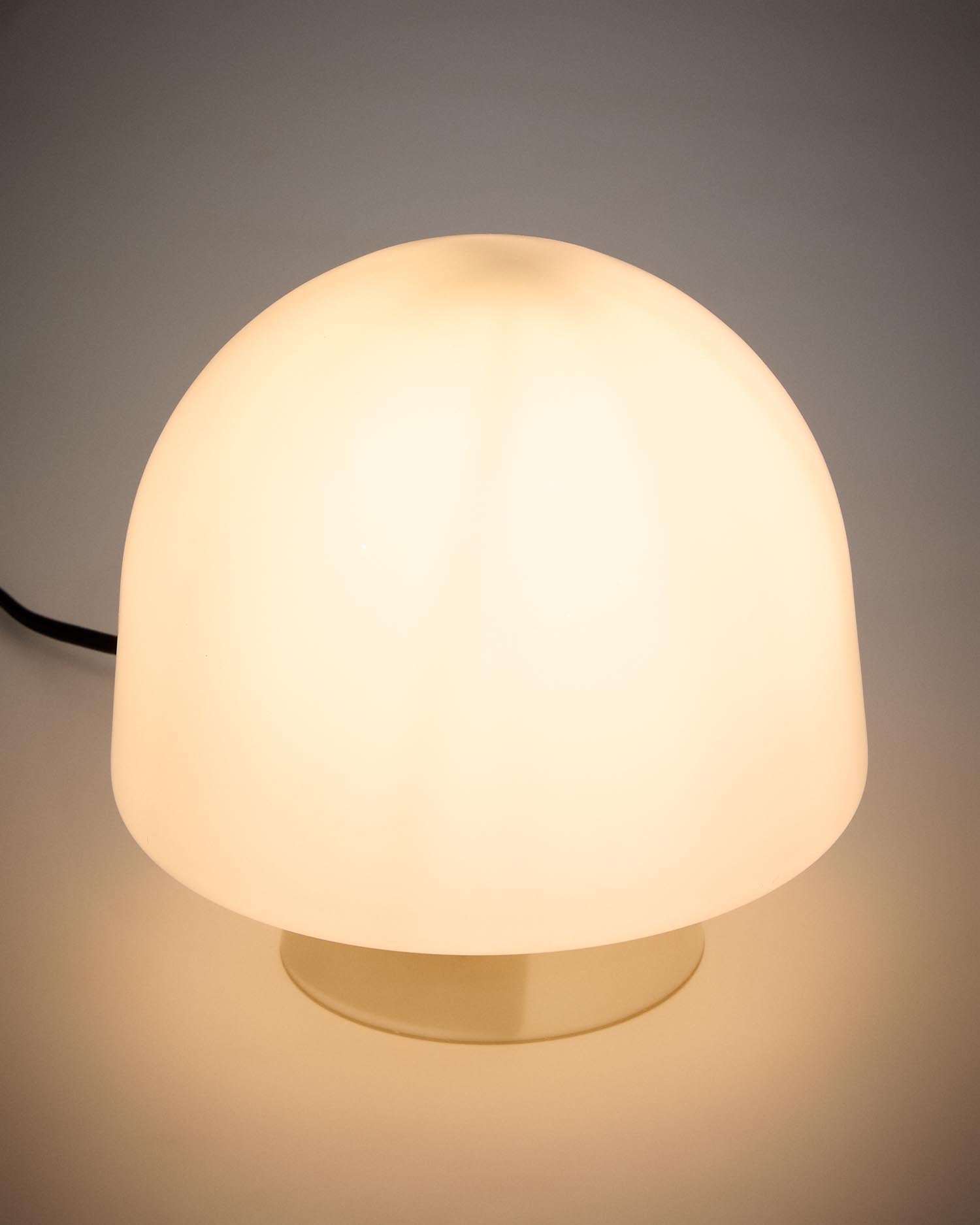 Die elegante Tischleuchte Reig von Kave Home aus grauem Glas sorgt für ein stilvolles Ambiente und harmoniert perfekt mit jedem Einrichtungsstil.