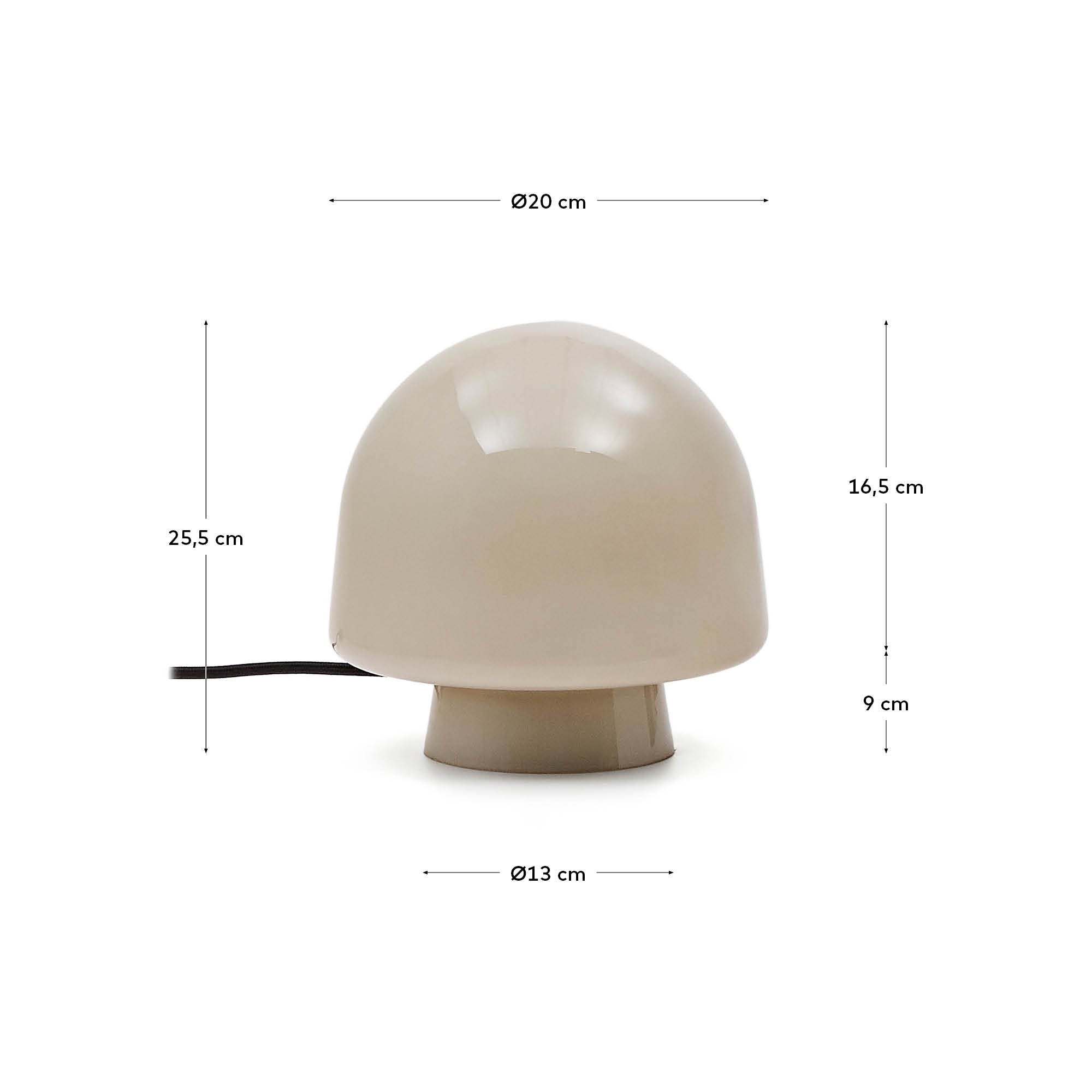 Die Tischleuchte Reig von Kave Home vereint modernes Design mit Retro-Charme und schafft eine einladende Atmosphäre in jedem Raum.
