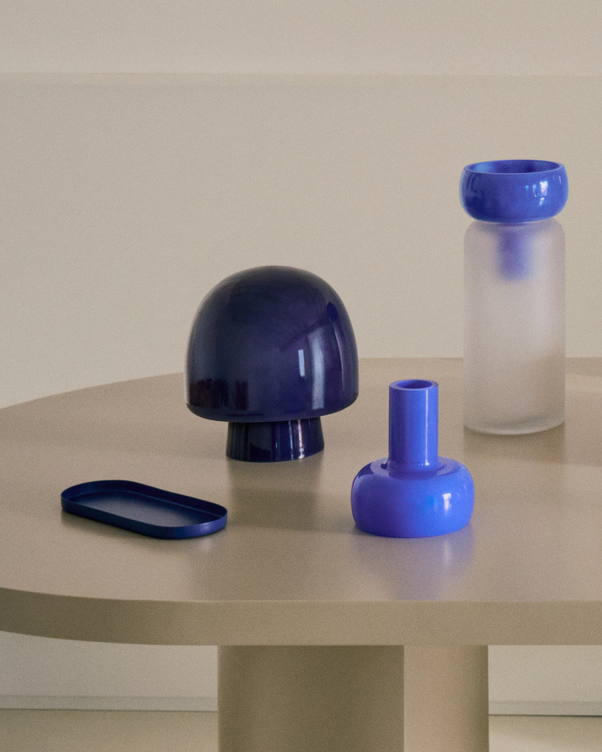 Tischleuchte Reig aus blauem Glas in Dunkelblau präsentiert im Onlineshop von KAQTU Design AG. Tischleuchte ist von Kave Home