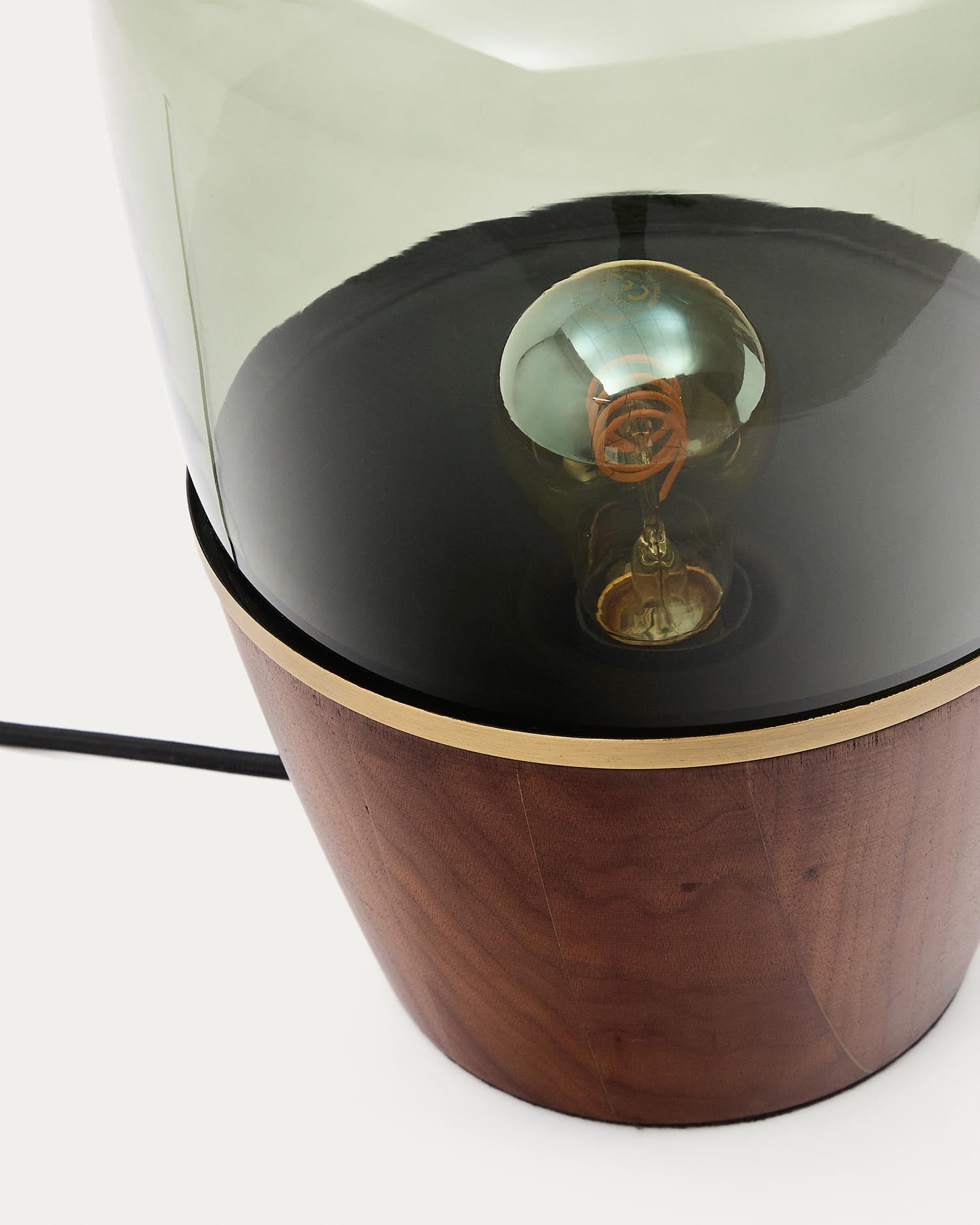 Elegante Tischleuchte Silex von Kave Home, aus Walnussfurnier und grünem Glas, schafft eine stilvolle Atmosphäre in jedem Raum.