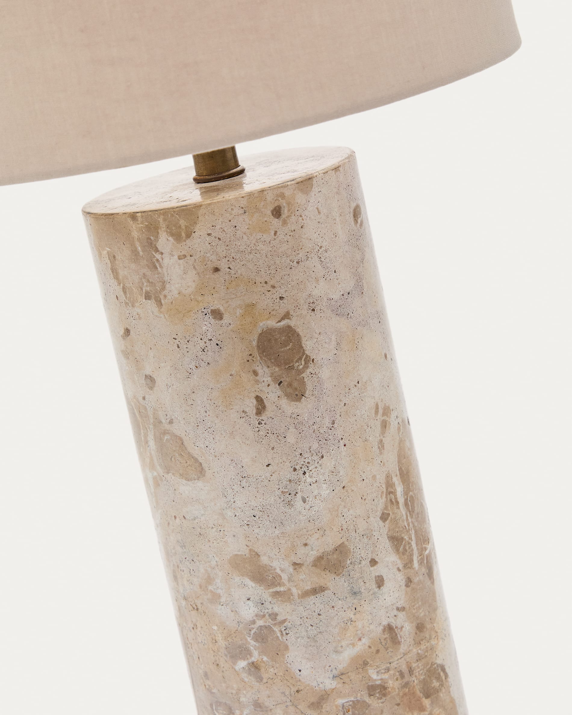 Die Tischleuchte Raze kombiniert beigen Marmor und Leinen für ein modernes Design, perfekt für stilvolle und gemütliche Beleuchtung.