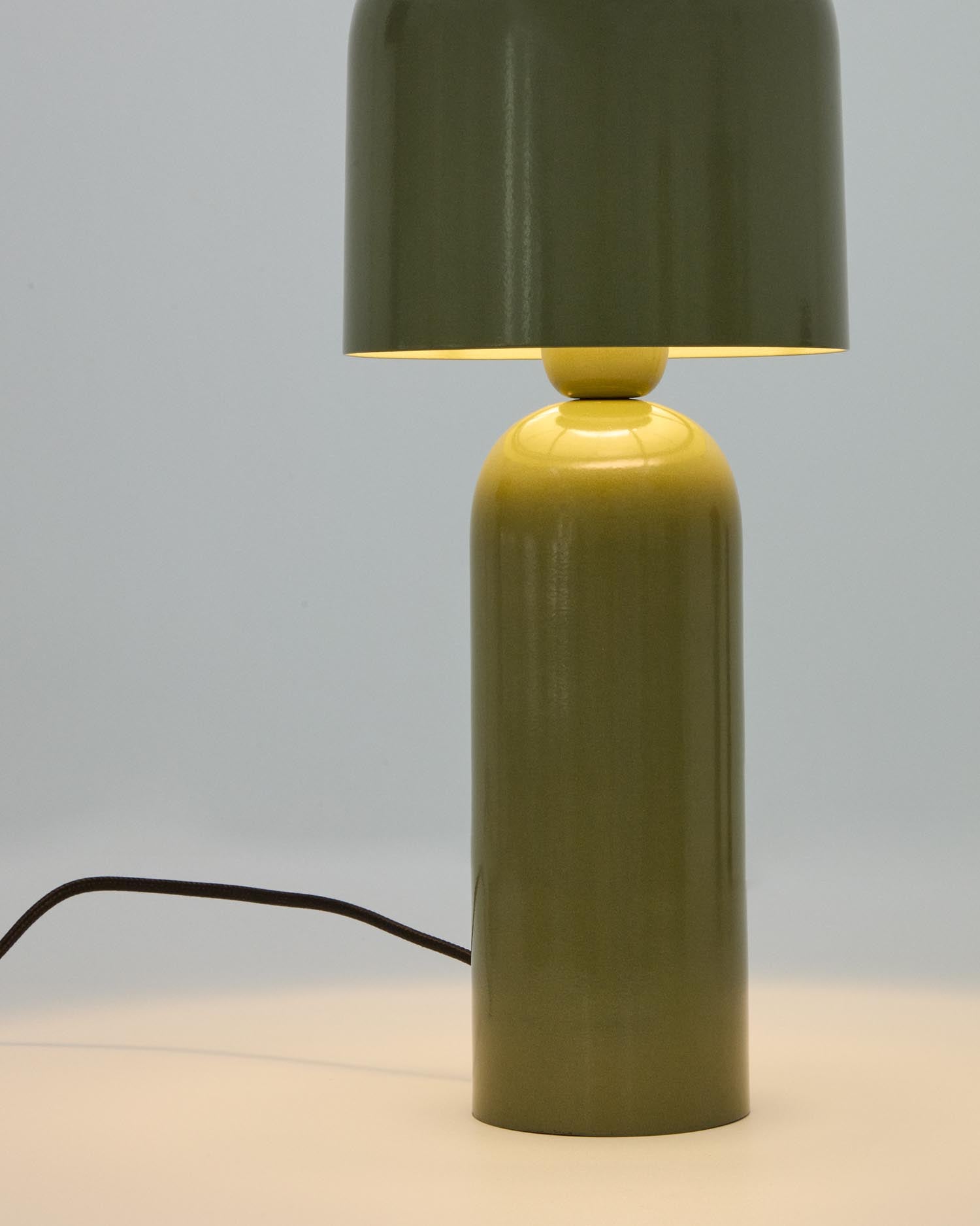 Elegante Tischleuchte Monze aus grünem Metall und Holz, ideal für stilvolle Akzente und warmes Licht in Ihrem Zuhause.