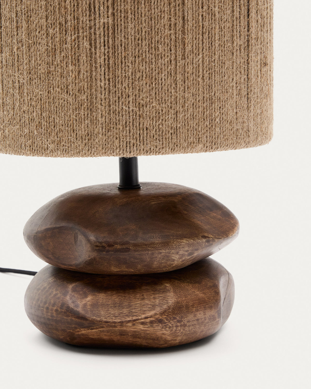 Tischleuchte Kor aus Akazienholz mit dunklem Finish und Jute in Natur präsentiert im Onlineshop von KAQTU Design AG. Tischleuchte ist von Kave Home