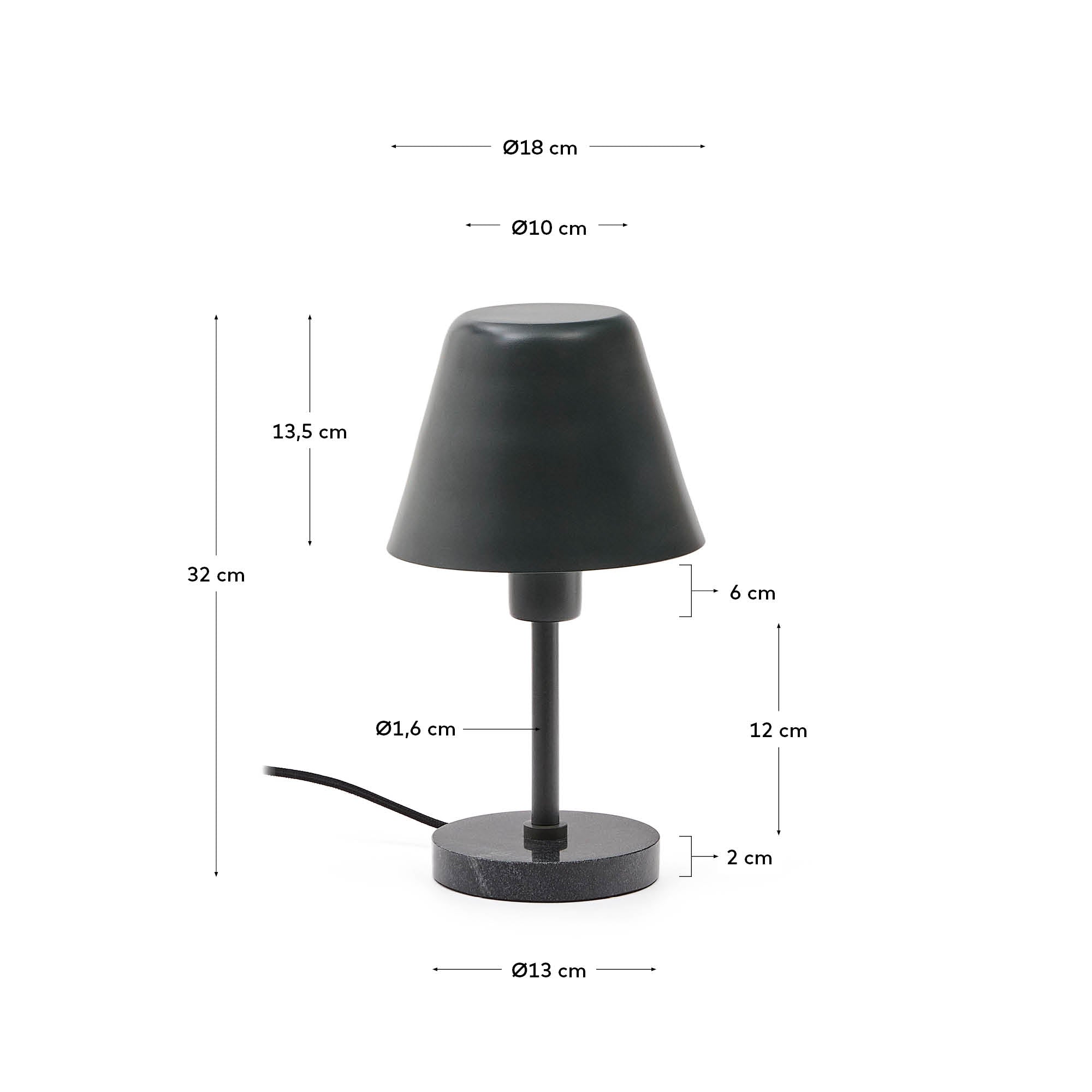 Die Tischleuchte Calina vereint elegantes grünes Metall mit edlem schwarzem Marmor und schafft so eine stilvolle Atmosphäre in jedem Raum.