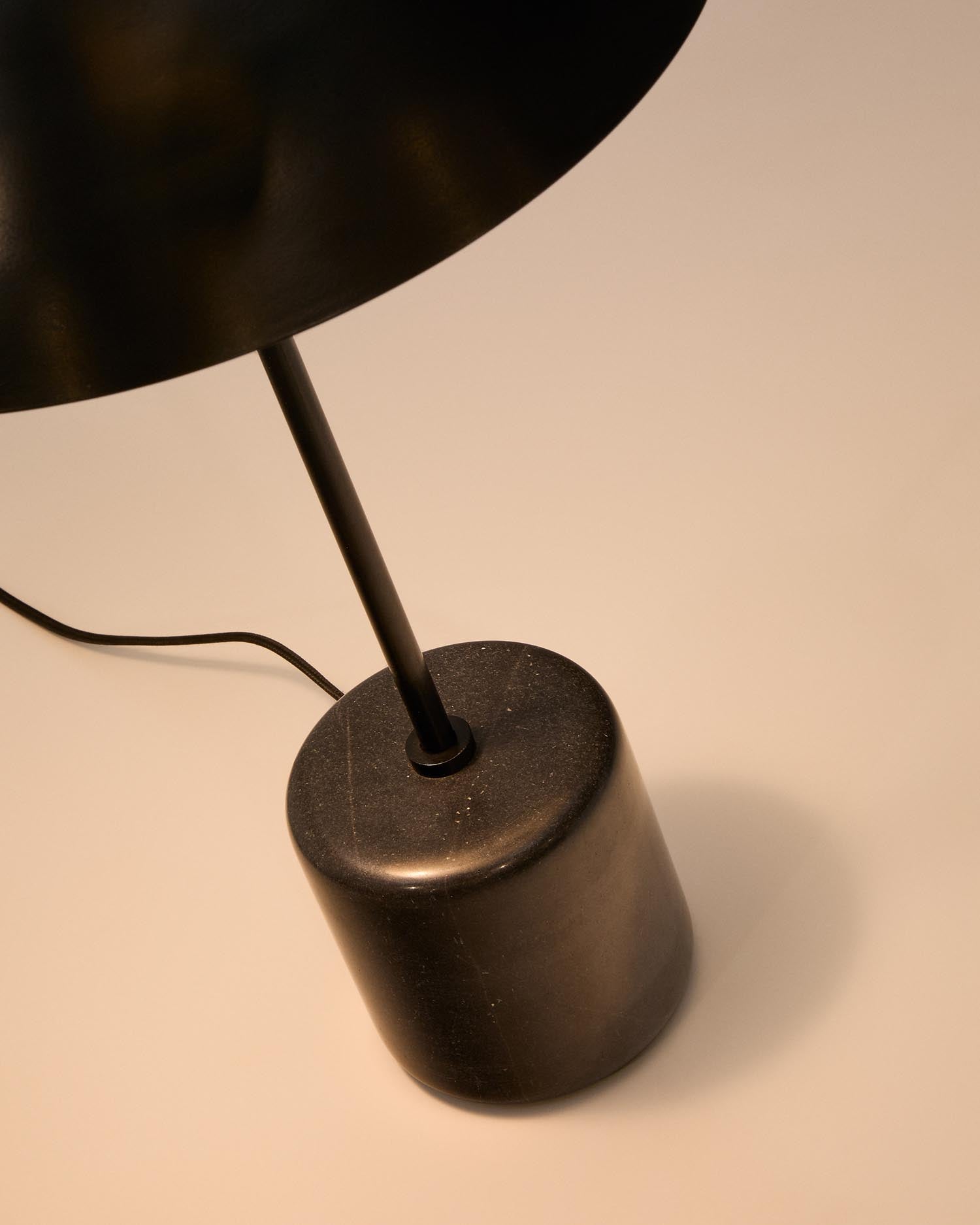 Elegante Tischleuchte Sayra aus schwarzem Marmor und Metall, ideal für jeden Raum. Setzen Sie stilvolle Akzente in Ihrem Zuhause.