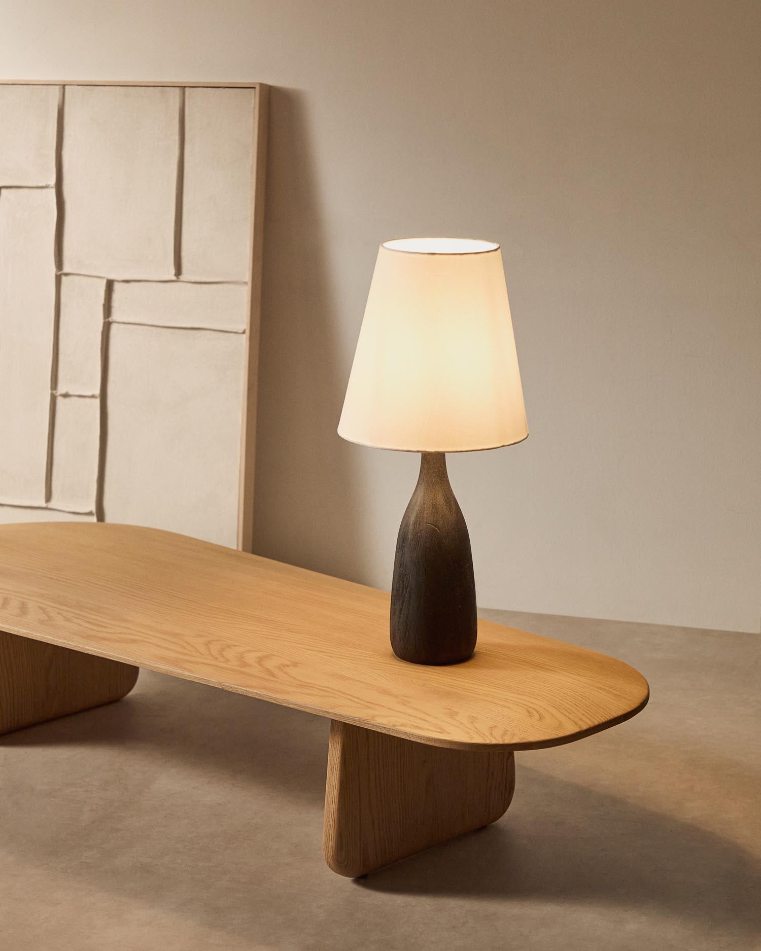 Elegante Tischleuchte aus schwarzem Holz und weissem Schirm, die modernes Design mit traditionellem Handwerk vereint.