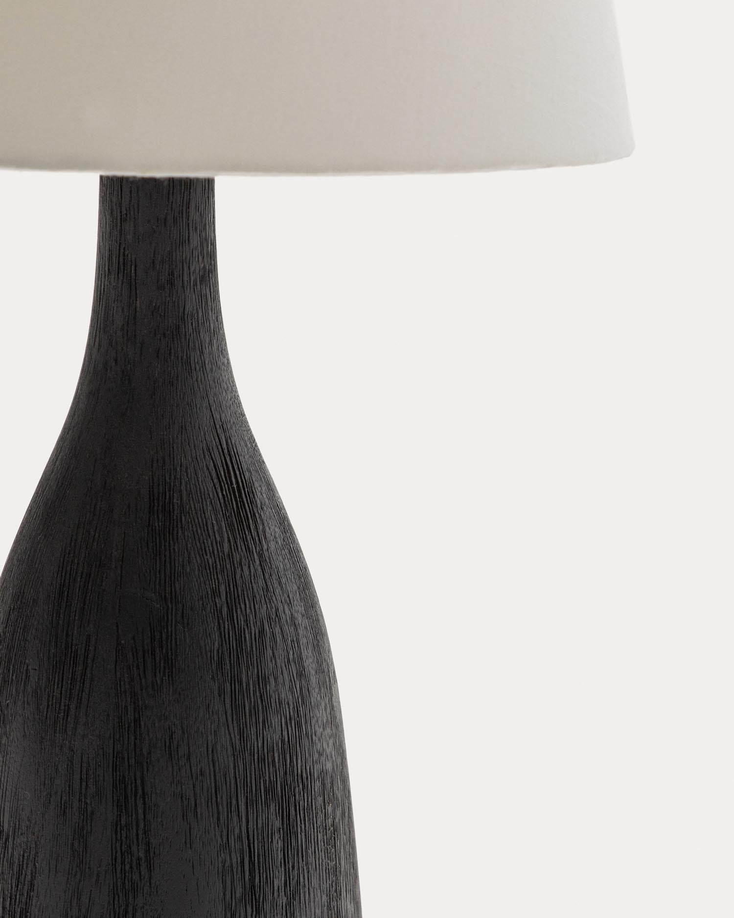 Stilvolle Tischleuchte Luvia aus massivem Holz mit elegantem Schwarz-Finish und sanftem weißen Schirm für einladende Beleuchtung.