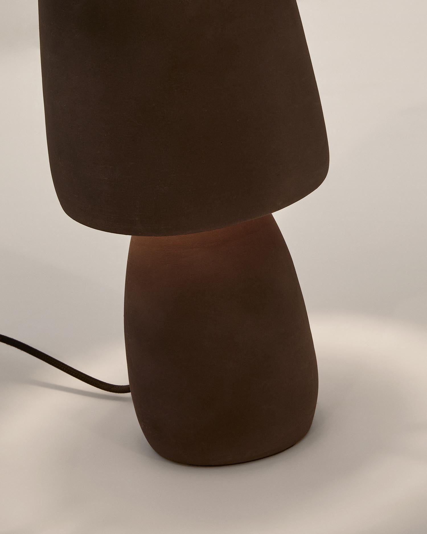 Die Tischleuchte Tandy von Kave Home vereint elegantes Design aus brauner Terrakotta mit Funktionalität. Perfekt für jeden Raum!