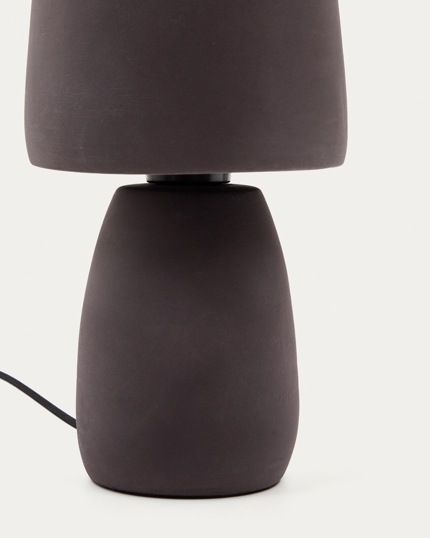 Die Tischleuchte Tandy aus brauner Terrakotta von Kave Home bringt natürliche Eleganz und warmes Licht in Ihr Zuhause. Ideal für stilvolle Akzente!