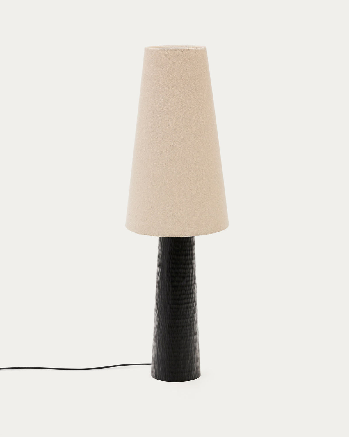 Lampada da terra Senni realizzata in metallo con finitura nera