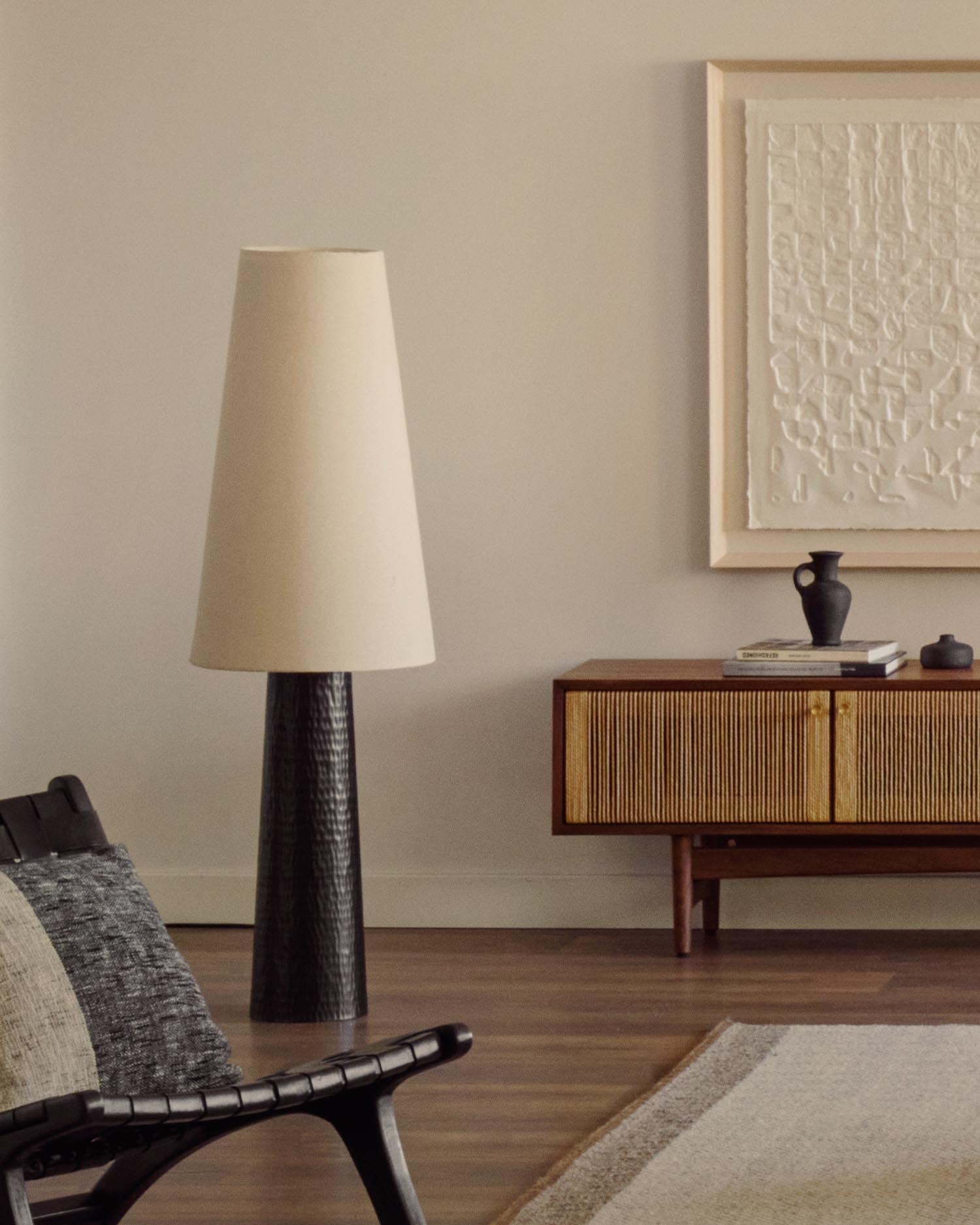 Entdecken Sie die Stehlampe Senni von Kave Home: Zeitloses Design mit schwarzem Metall und Holzfuß, perfekt für jeden Raum.