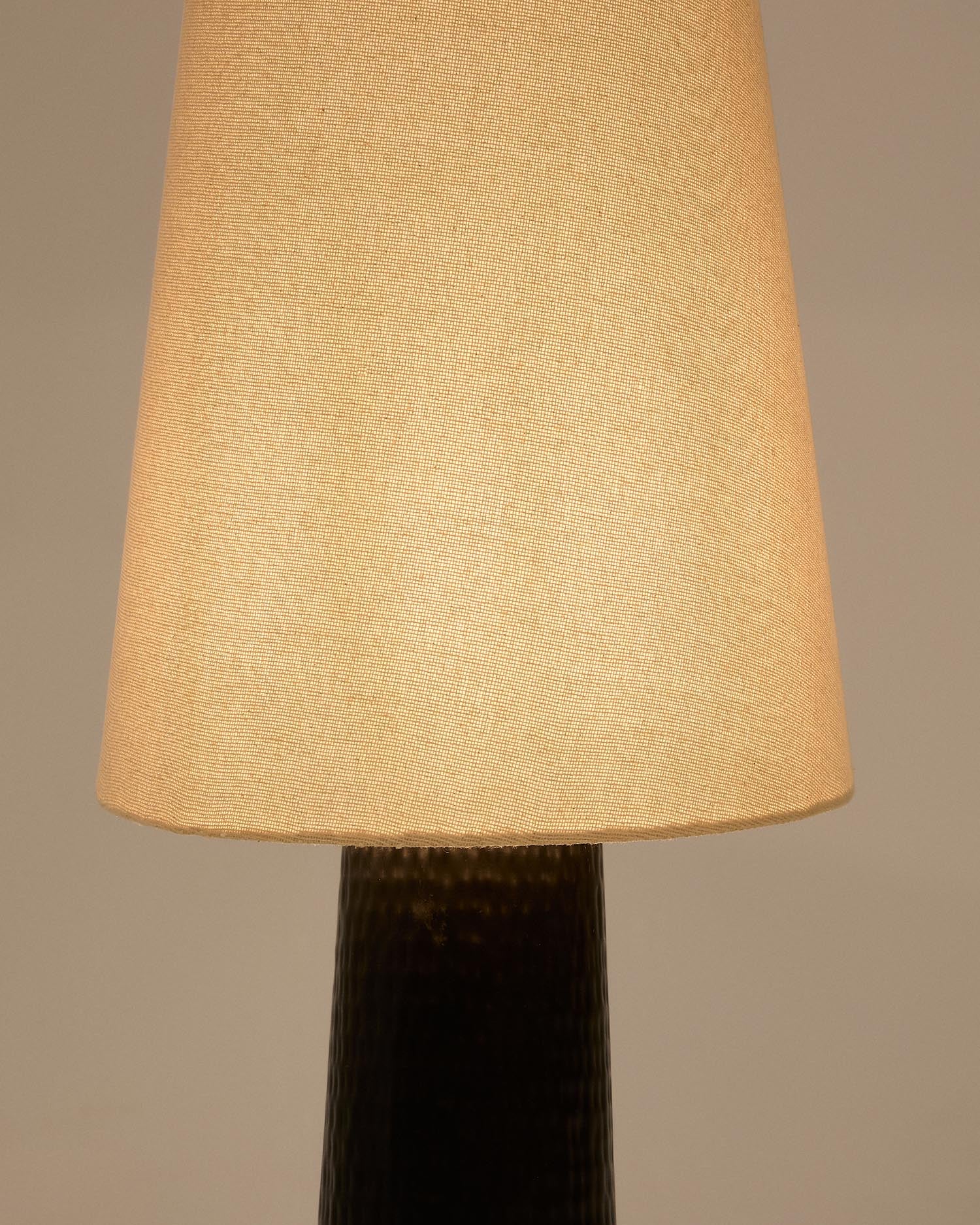 Moderne Stehlampe Senni mit schwarzem Metallfinish, vereint Funktionalität und Stil, perfekt für jedes Zuhause von Kave Home.