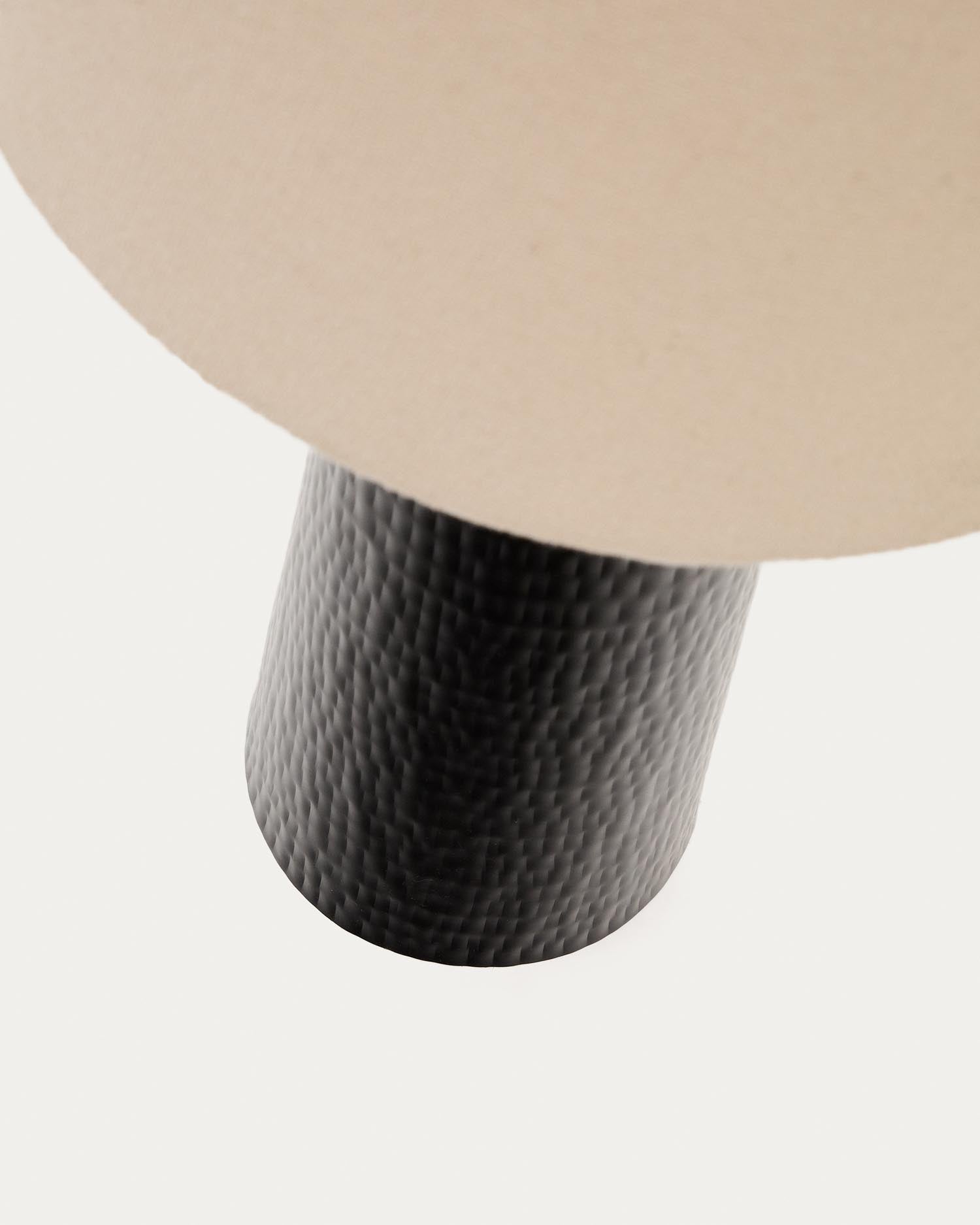 Elegante Stehlampe Senni aus robustem Metall mit schwarzem Finish, ideal für stilvolle Akzente in jedem Raum. Entdecken Sie modernes Design!