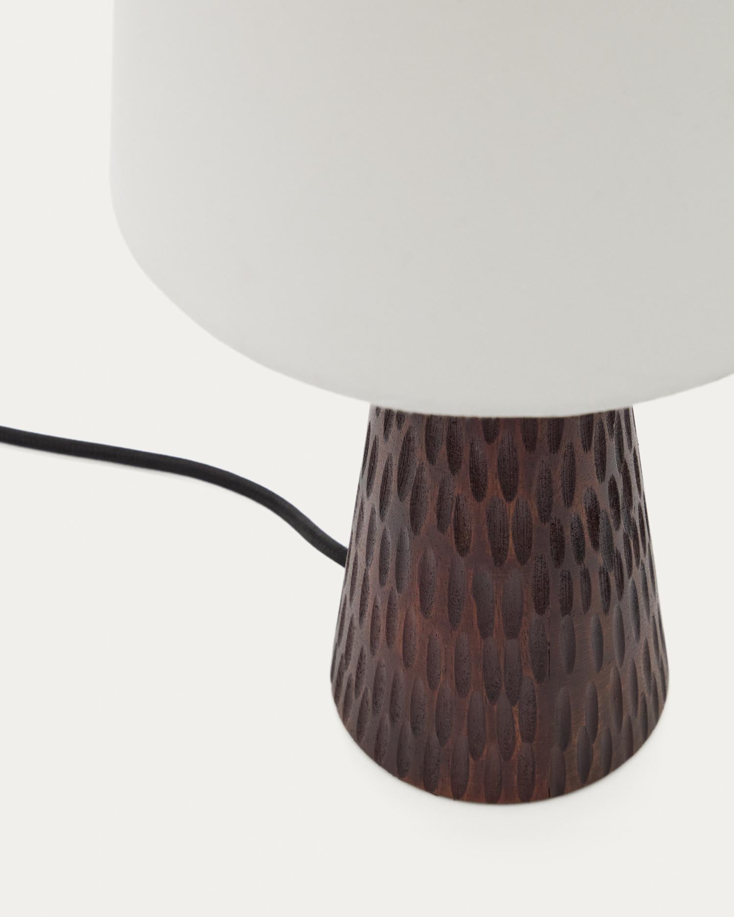 Die Tischleuchte Amire von Kave Home vereint elegantes Design und natürliche Materialien. Ideal für jeden Raum, schafft sie eine warme, einladende Stimmung.