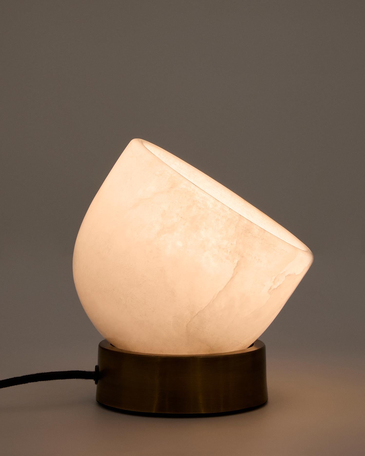 Elegante Tischleuchte Shenli aus edlem Alabaster und robustem Metall mit Messing-Finish, ideal für stimmungsvolle Akzente in jedem Raum.