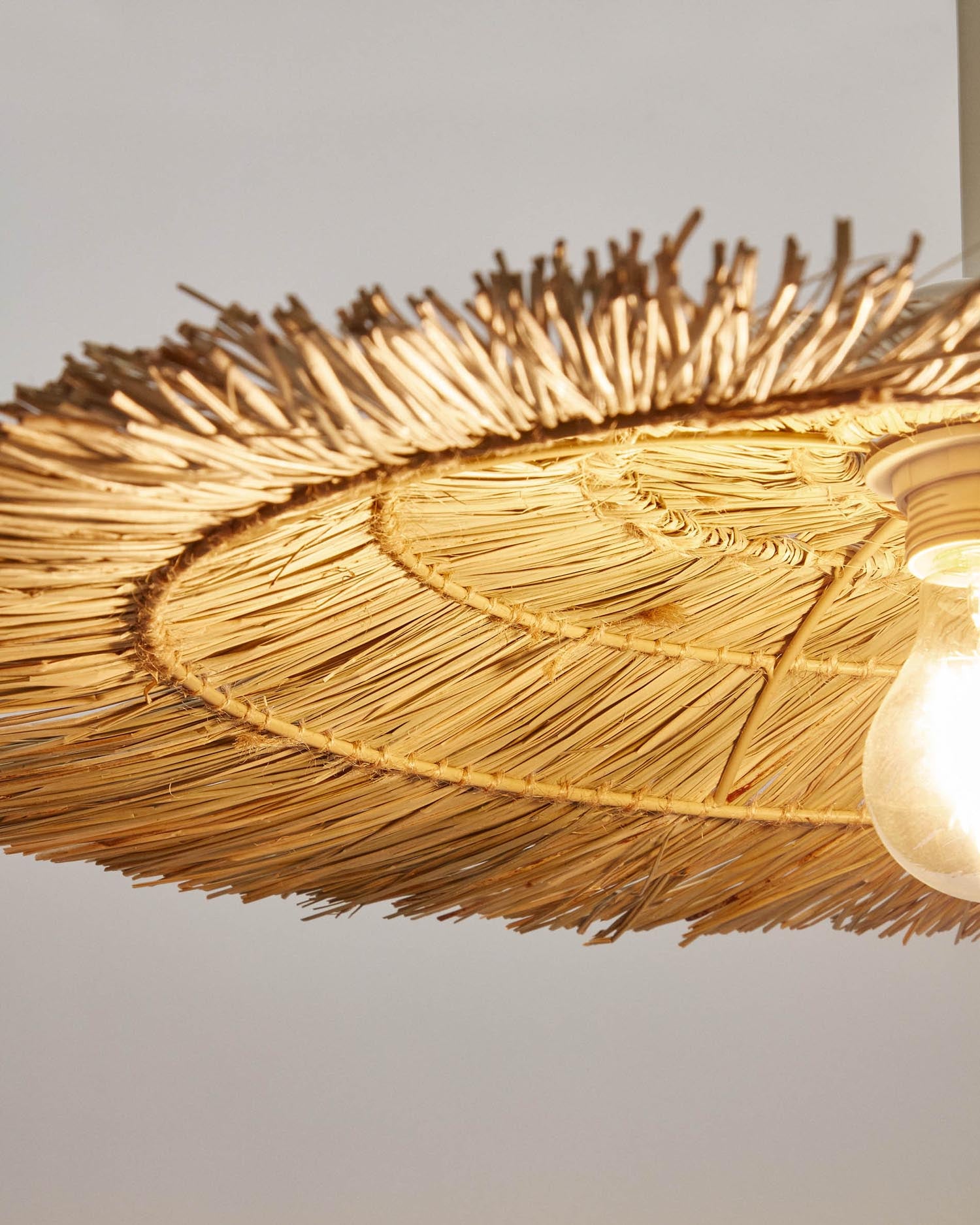 Entdecken Sie den Gualta Lampenschirm von Kave Home: Handgefertigt aus Naturfasern, Ø 60 cm, für einladendes Licht und stilvolle Akzente in jedem Raum.