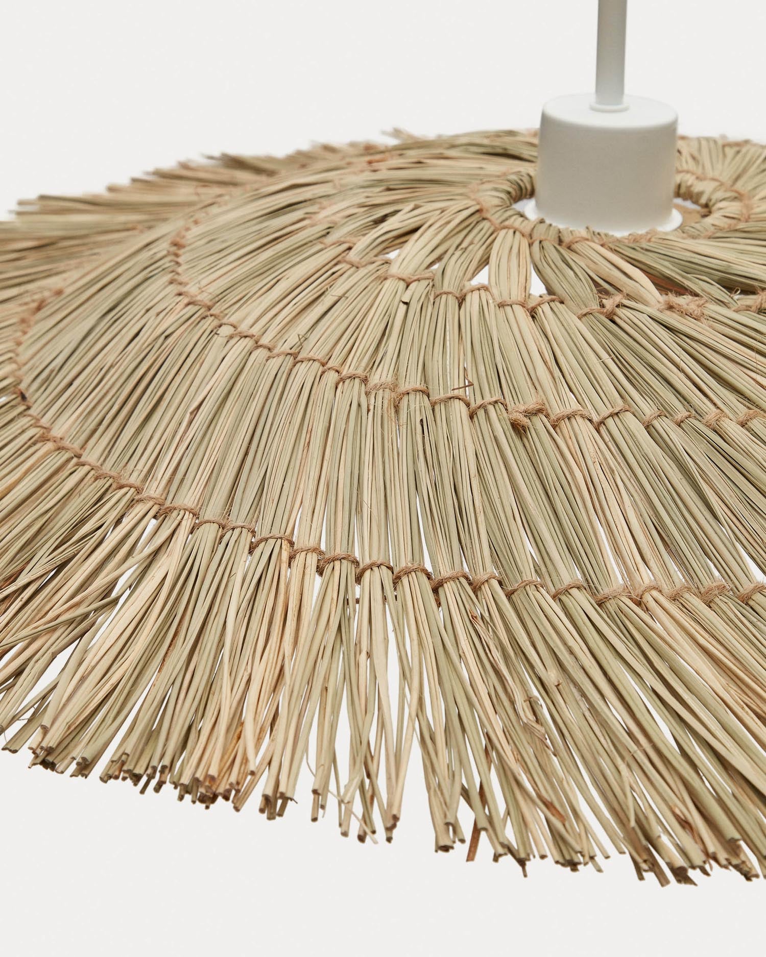 Der Gualta Lampenschirm von Kave Home vereint handgefertigte Naturfasern mit einem Durchmesser von 60 cm, ideal für stilvolle Beleuchtung und ein warmes Ambiente.