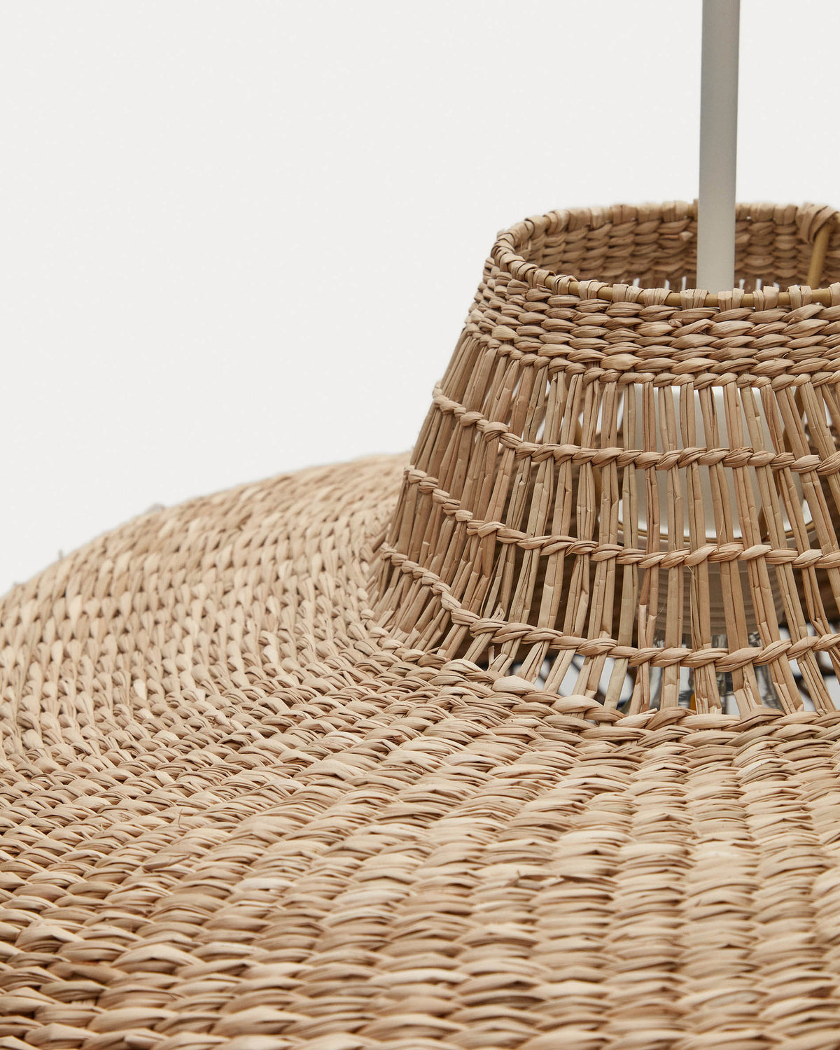 Rupia Lampenschirm für Pendelleuchte mit natürlichem und schwarzem Finish Ø 55 cm in Natur präsentiert im Onlineshop von KAQTU Design AG. Lampenschirm ist von Kave Home