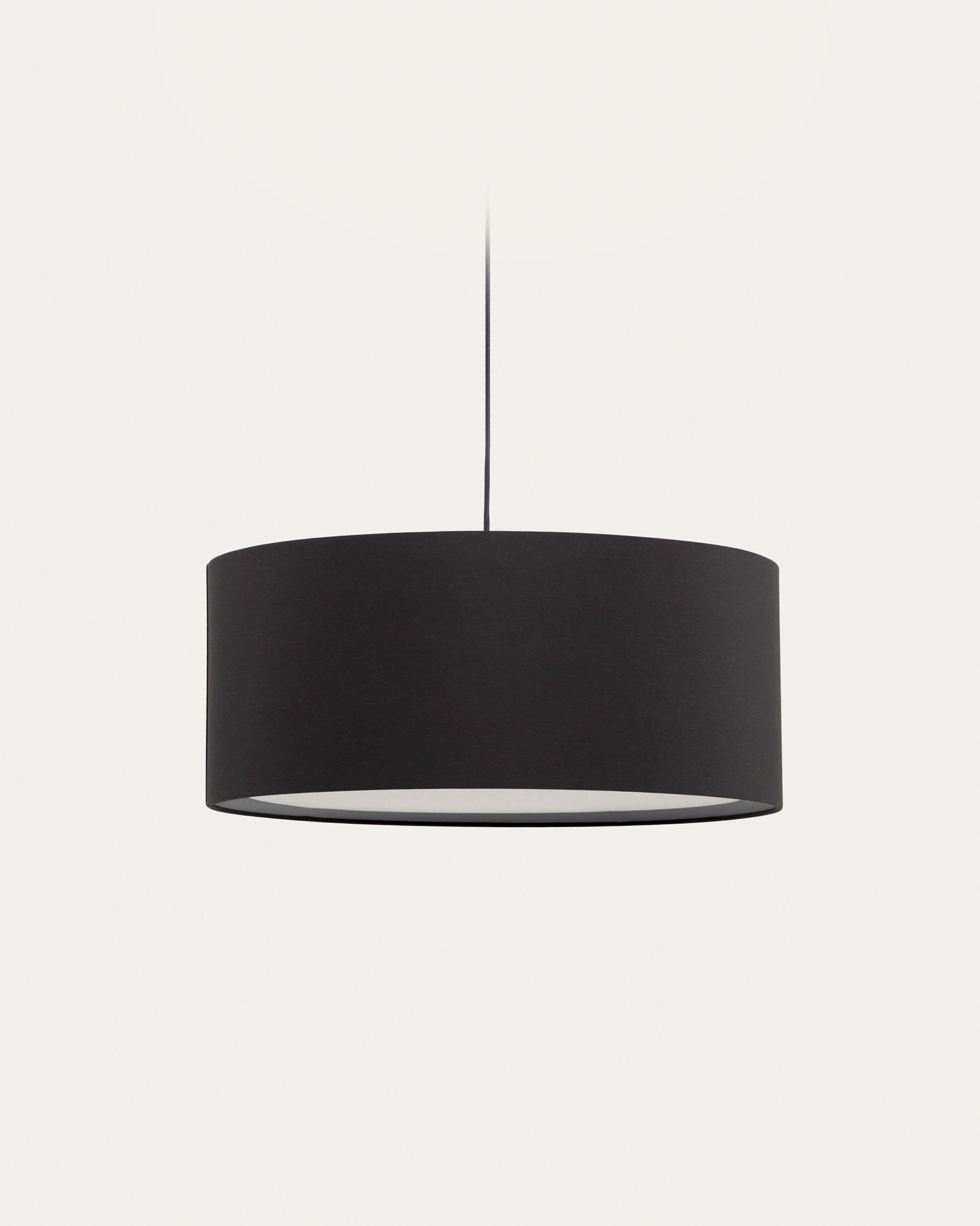 Eleganter schwarzer Lampenschirm Santana Ø 50 cm mit weissem Diffusor, aus hochwertigem Material und Massivholz, für stilvolle Räume.