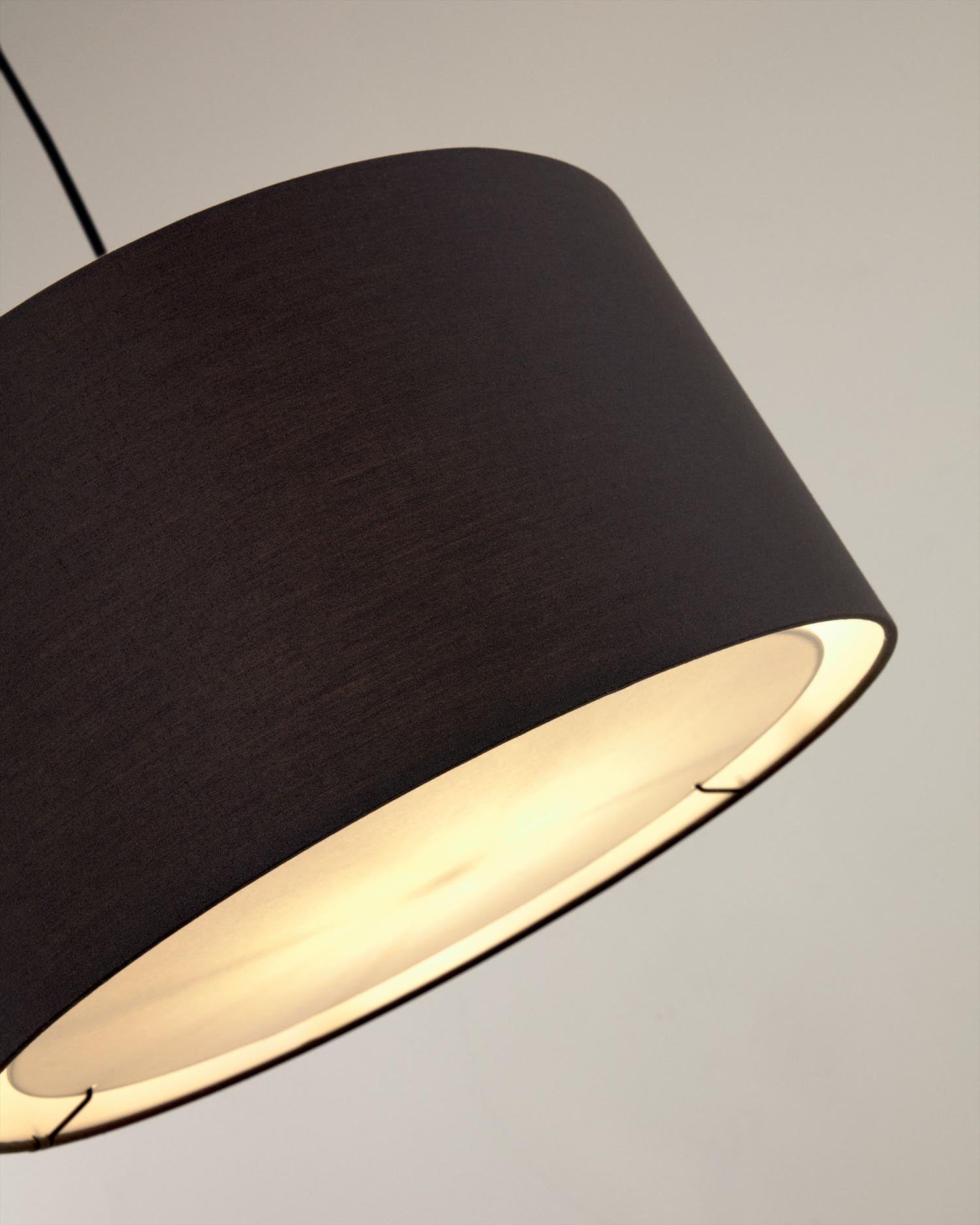 Eleganter Lampenschirm Santana in Schwarz mit 50 cm Durchmesser und weißem Diffusor. Perfekt für stilvolle Beleuchtung und harmonische Raumgestaltung.