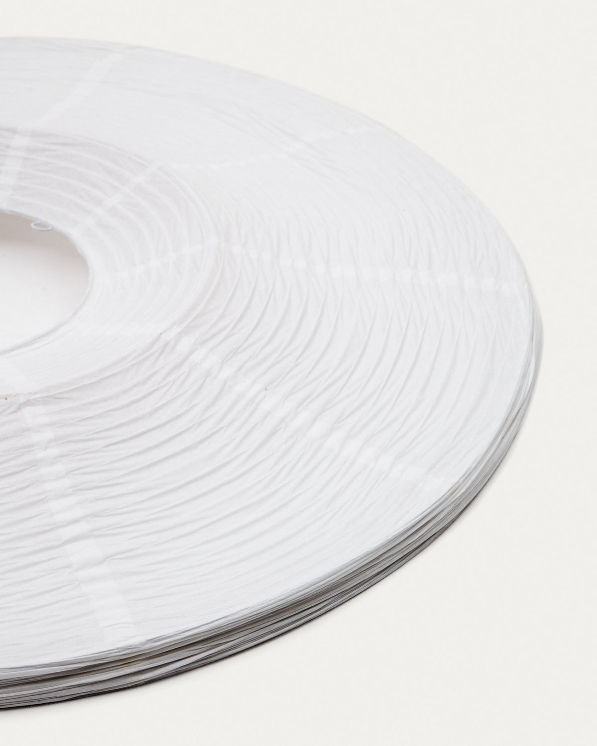 Lampenschirm für Deckenleuchte Hila aus weissem Papier und Naturholzfurnier Ø 80 cm in Weiss präsentiert im Onlineshop von KAQTU Design AG. Lampenschirm ist von Kave Home