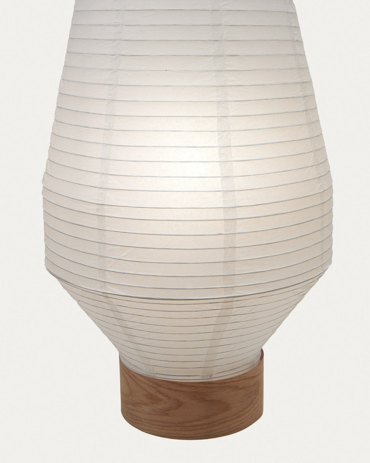 Hila Lampenschirm aus weissem Papier und Furnierholz Ø 30 cm in Weiss präsentiert im Onlineshop von KAQTU Design AG. Lampenschirm ist von Kave Home