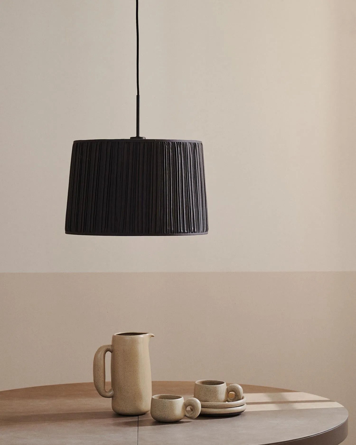 Eleganter Lampenschirm Guash in Schwarz, Ø 40 cm, von Kave Home. Perfekt für Deckenleuchten, modernes Design für stilvolle Räume.