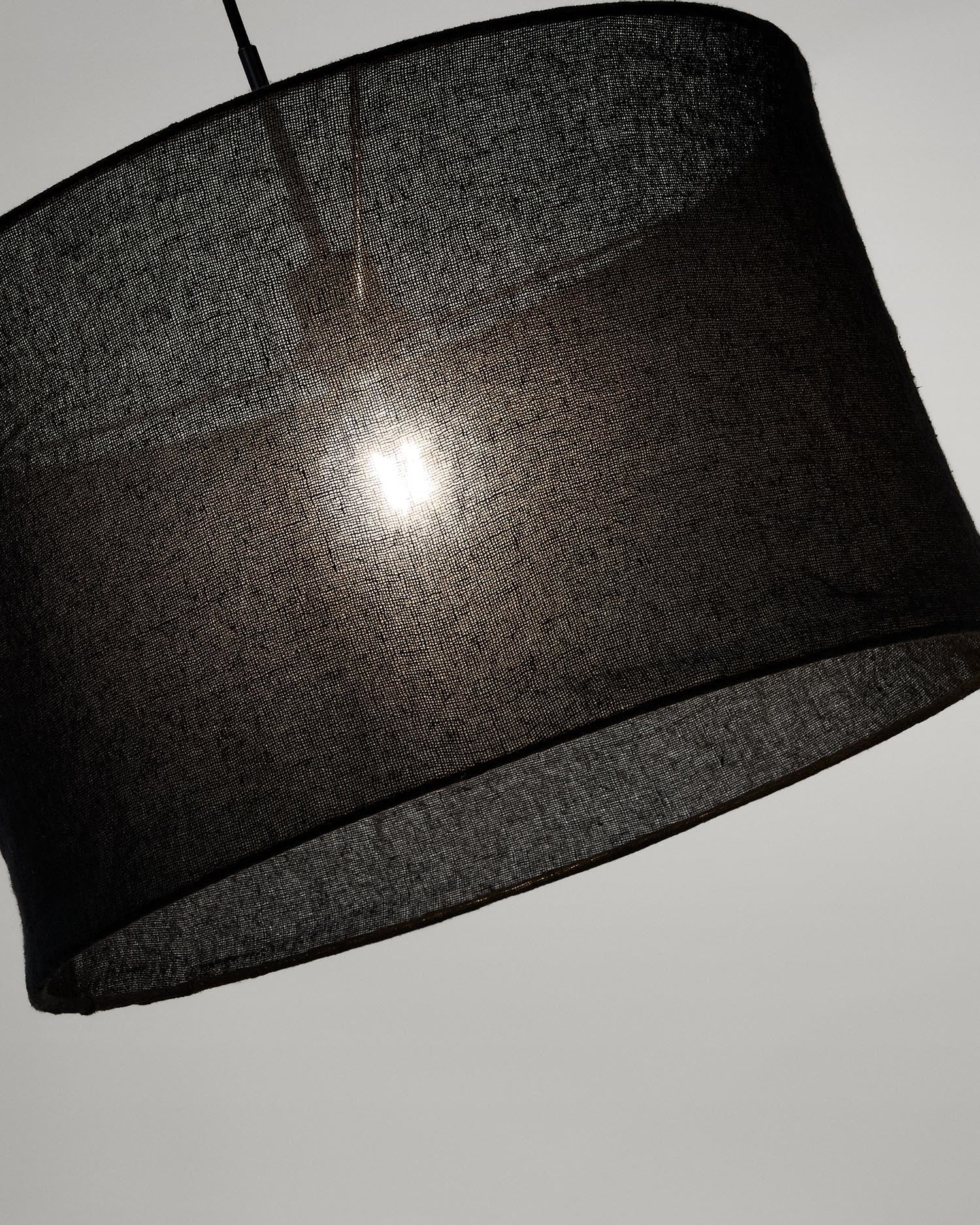 Moderner Leinenlampenschirm in Schwarz, Ø 50 cm, Höhe 30 cm, von Kave Home. Elegantes Design für stilvolle Beleuchtung.