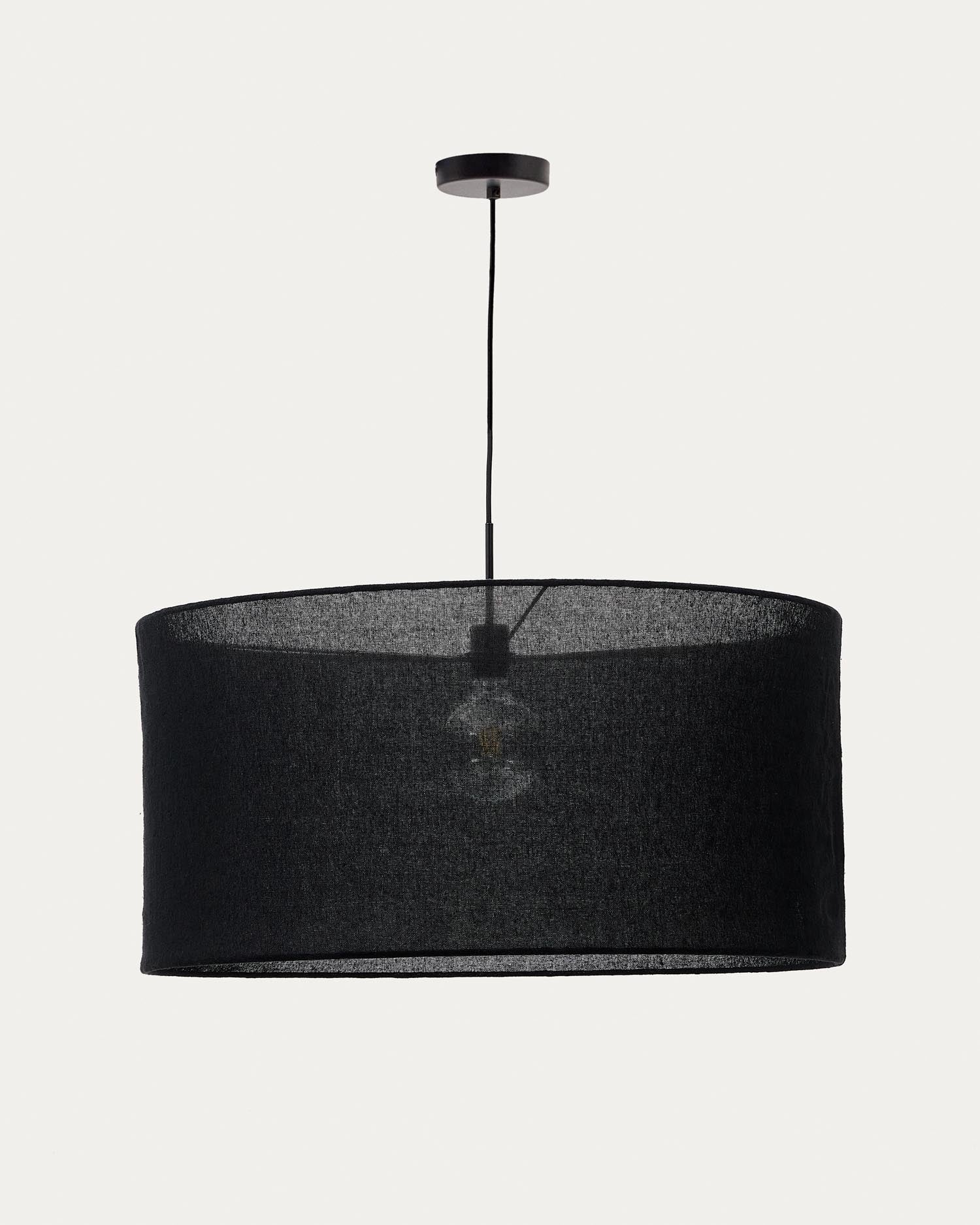 Eleganter Lampenschirm aus Leinen mit schwarzem Finish, Ø 80 x 40 cm, ideal für stilvolle Deckenleuchten von Kave Home.