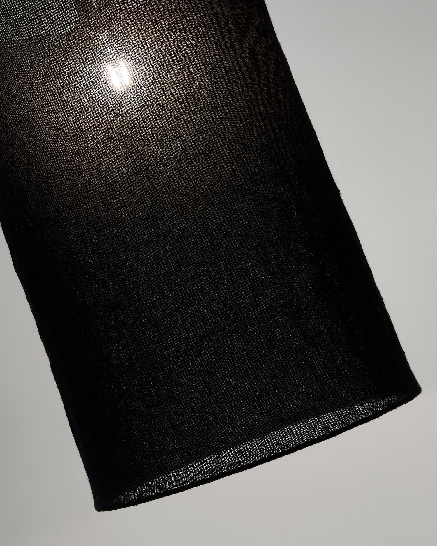 Stilvoller Mariela Lampenschirm aus hochwertigem Leinen in elegantem Schwarz, Ø 40 x 60 cm, mit robusten Massivholz-Elementen für einladendes Licht.
