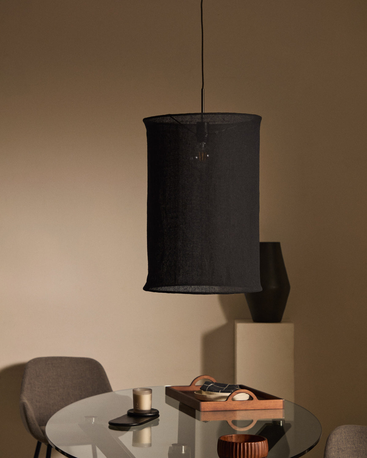 Mariela  Schirm für Deckenlampe aus Leinen mit schwarzem Finish Ø 40 x 60 cm in Schwarz präsentiert im Onlineshop von KAQTU Design AG. Lampenschirm ist von Kave Home